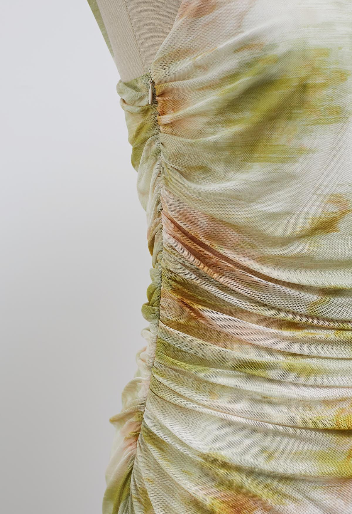 Vestido midi con tirantes anchos y malla fruncida en color acuarela en color pistacho