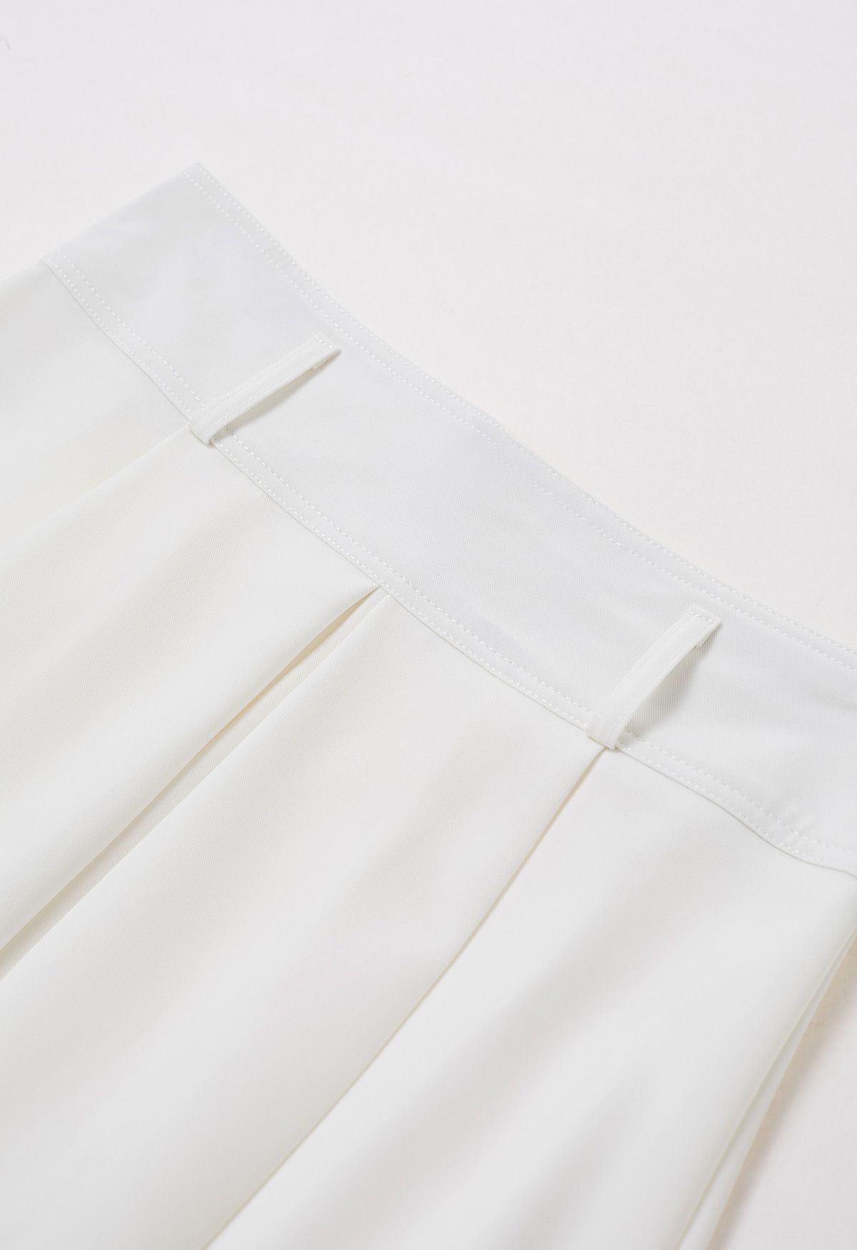 Falda midi con cinturón plisado en blanco Refined