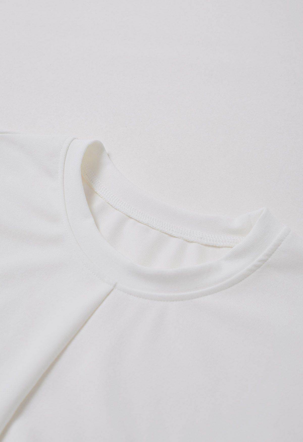 Camiseta con dobladillo dividido y fruncido en blanco