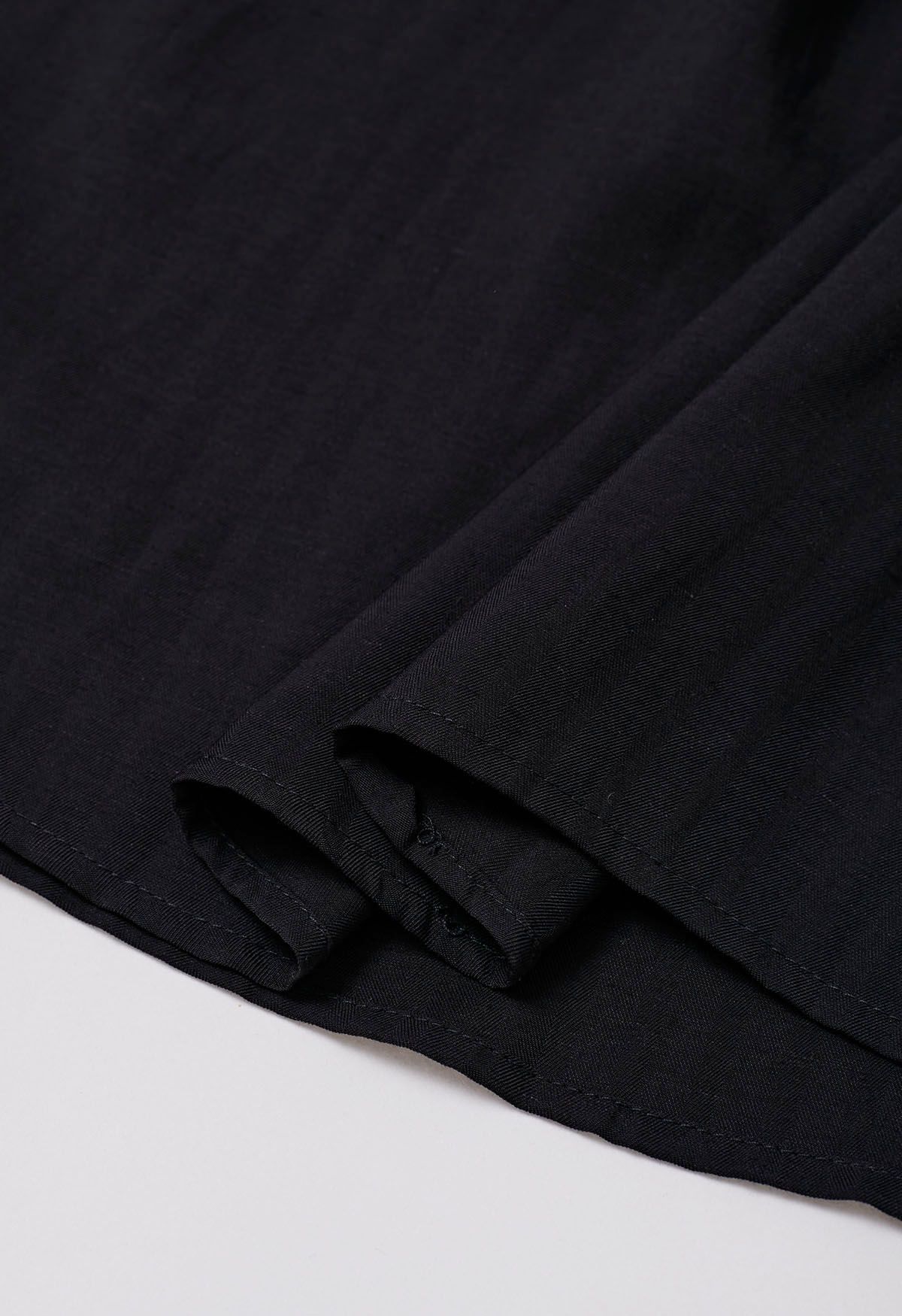 Conjunto de top sin mangas y pantalones cortos con pliegues en negro