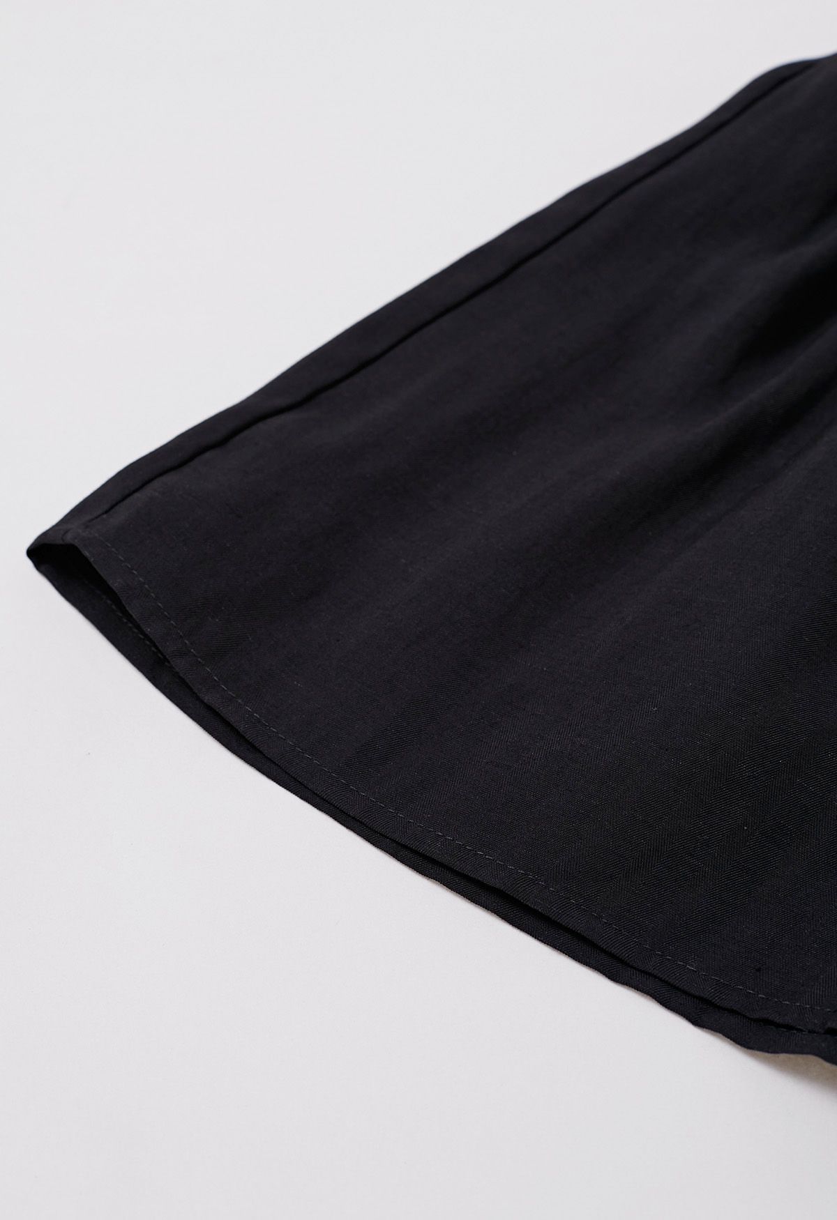 Conjunto de top sin mangas y pantalones cortos con pliegues en negro