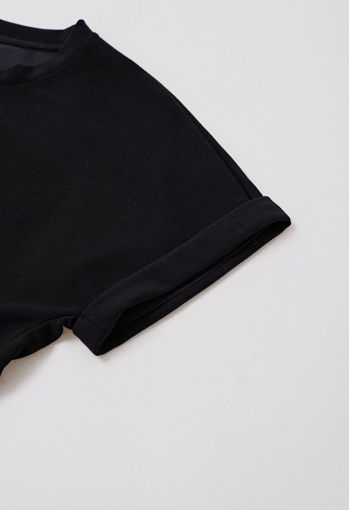Camiseta con dobladillo dividido fruncido en negro