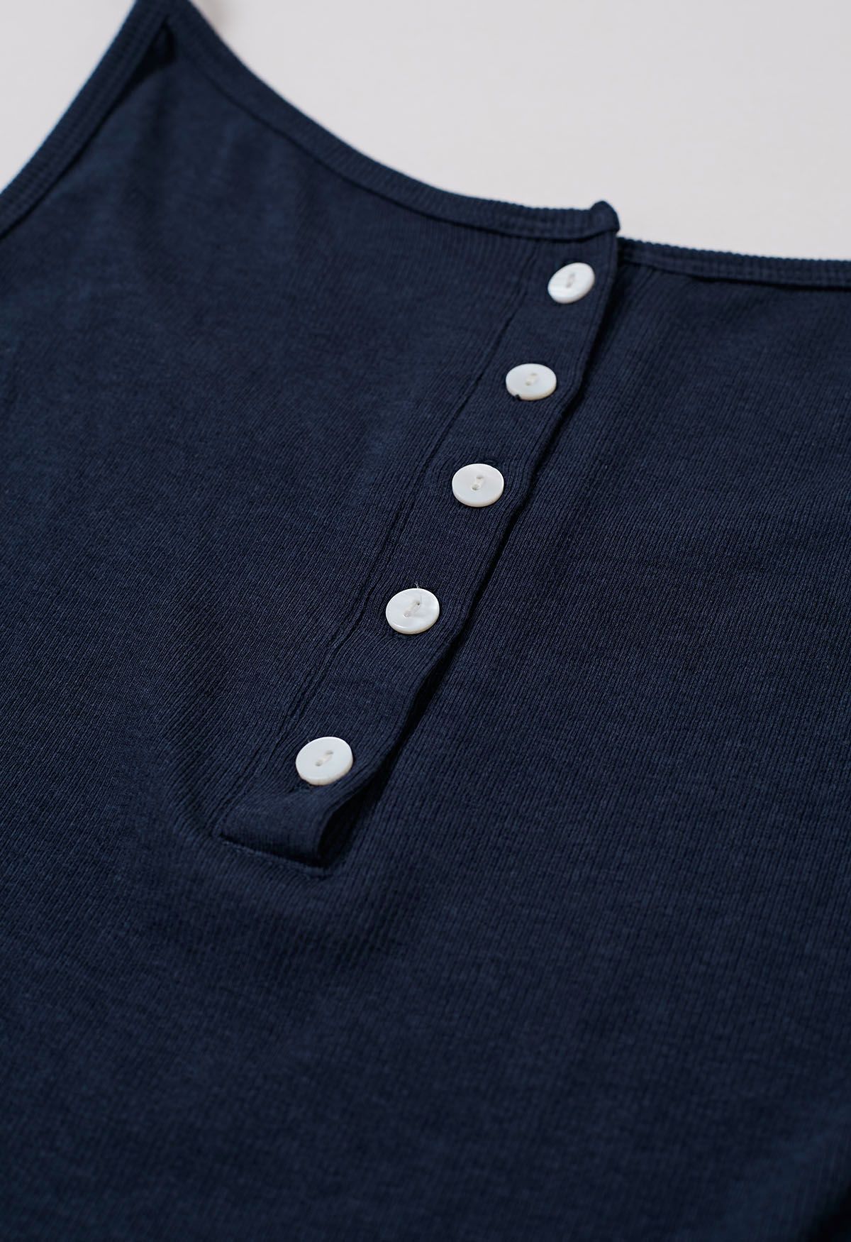 Top camisola con botones delanteros Simplicity en azul marino
