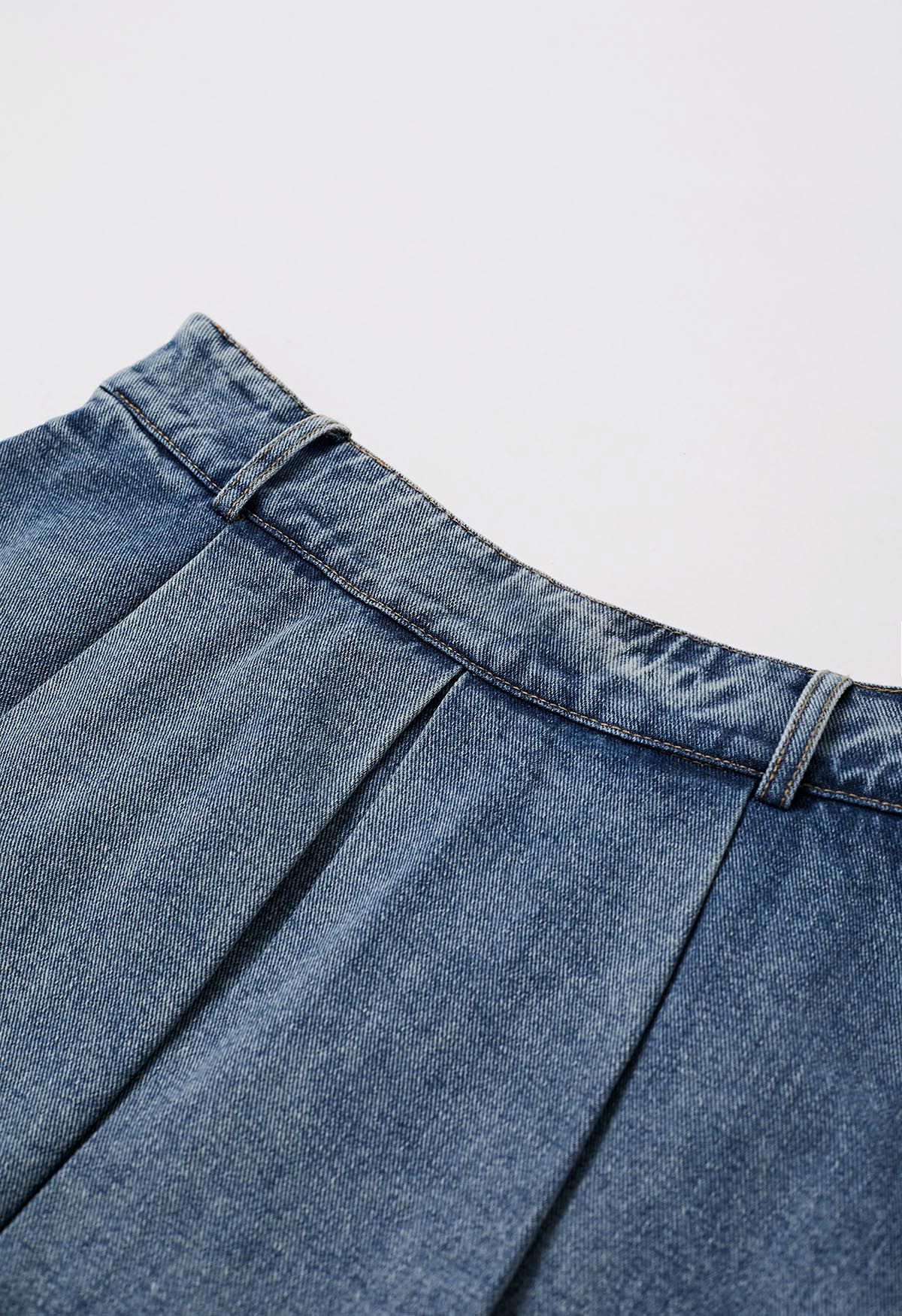 Minifalda pantalón vaquera con cinturón plisado en la parte delantera en azul