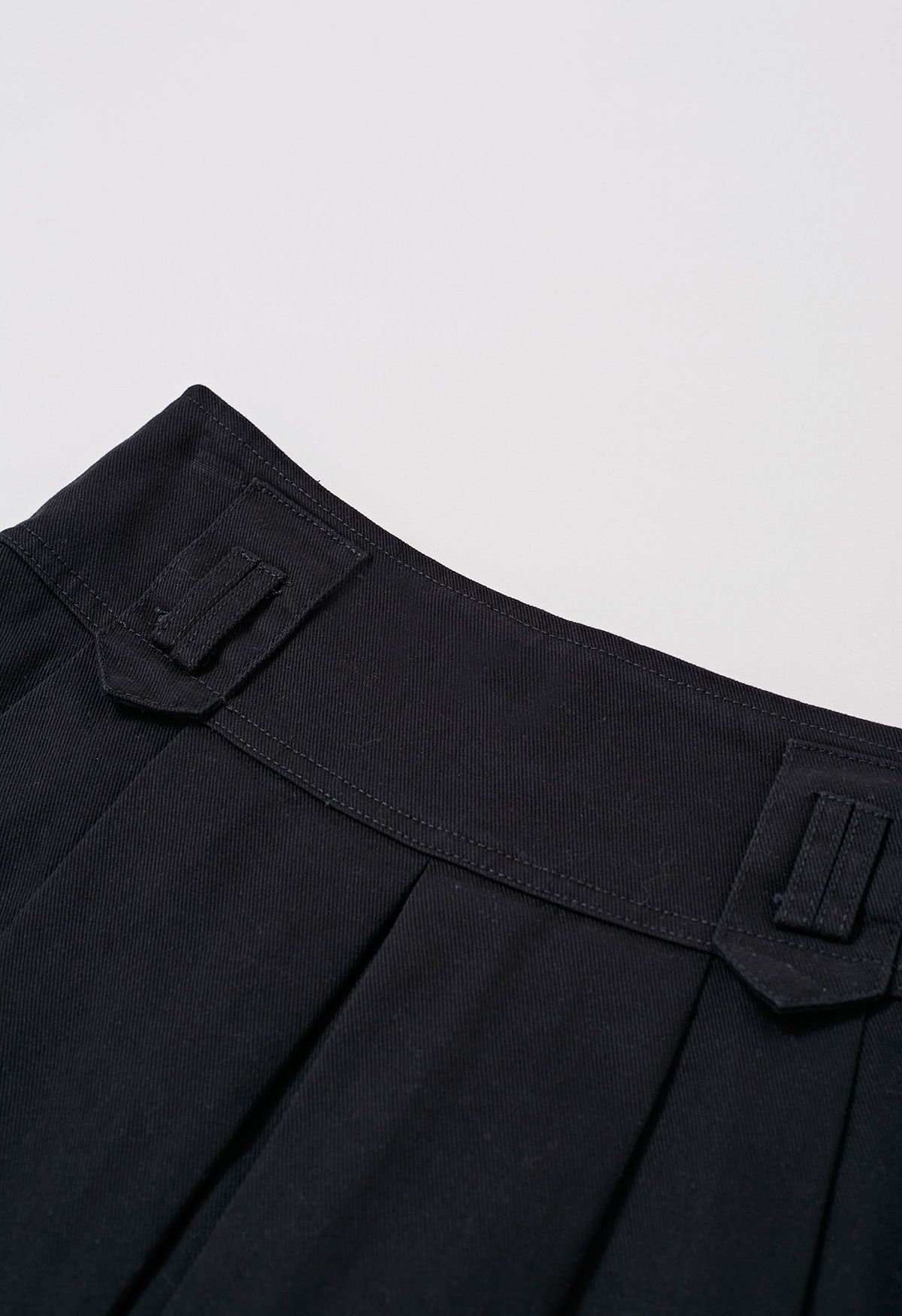 Minifalda vaquera clásica plisada con cinturón en negro