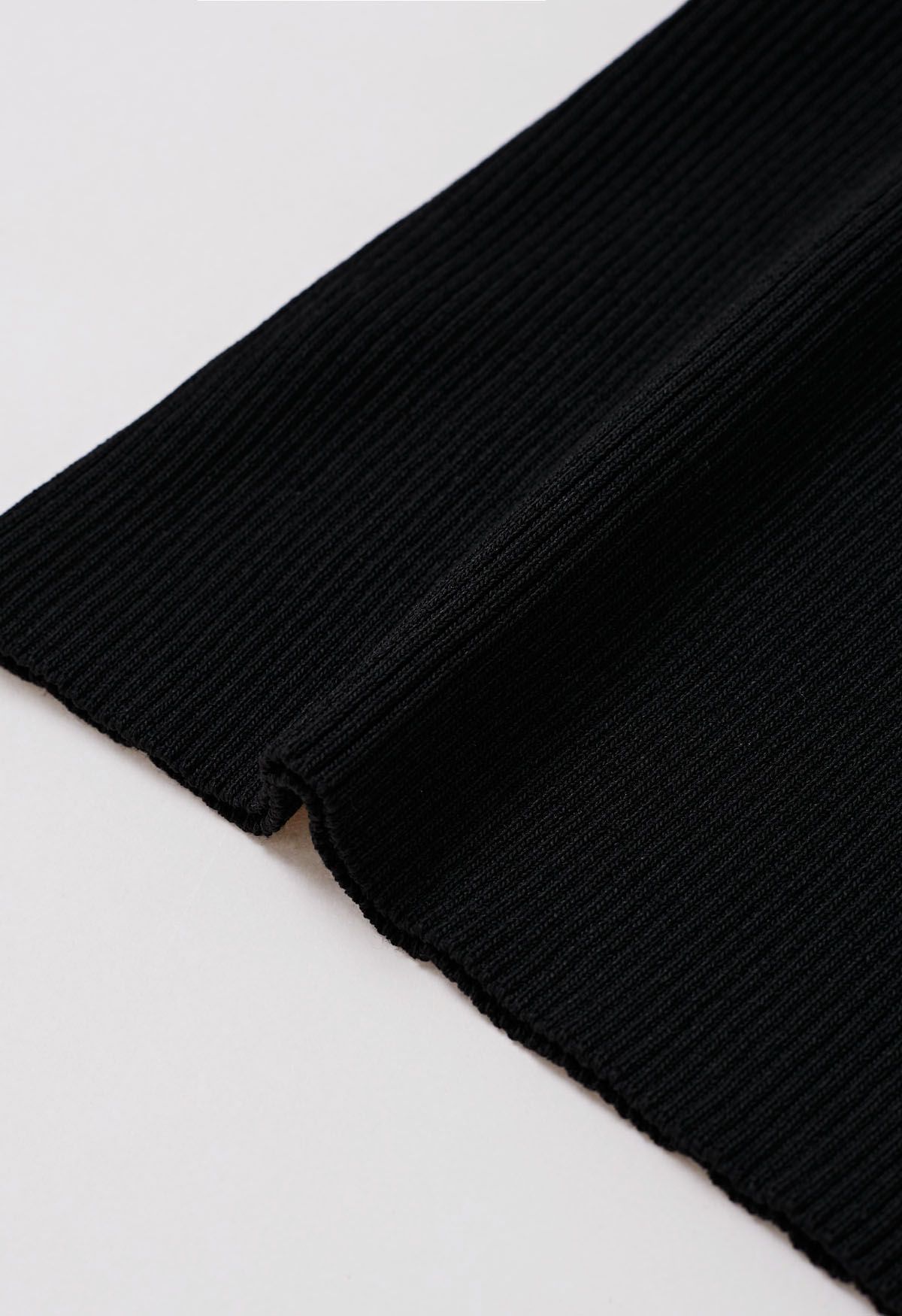 Top de punto con cuello halter y borde en contraste ondulado en negro