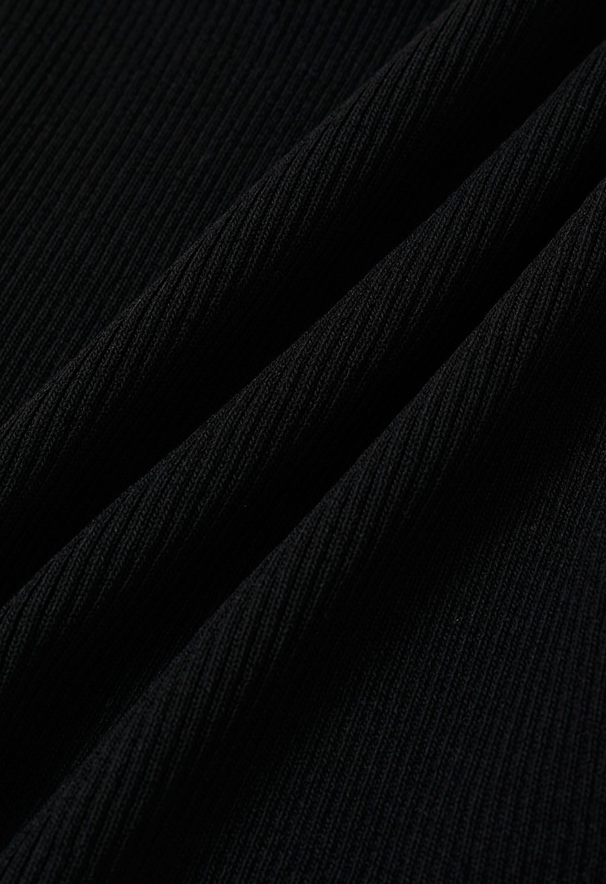 Top de punto con cuello halter y borde en contraste ondulado en negro