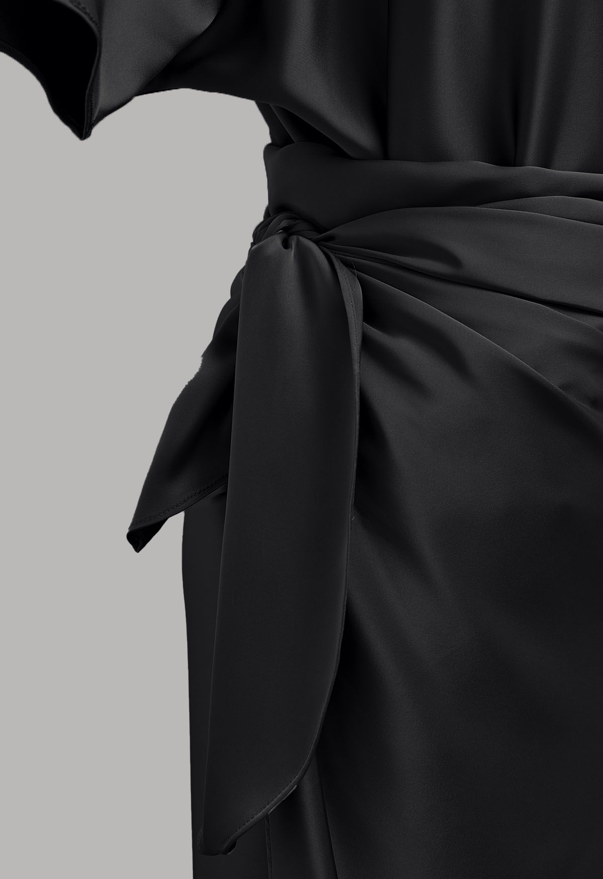 Vestido largo de satén con cintura cruzada y manga corta en negro