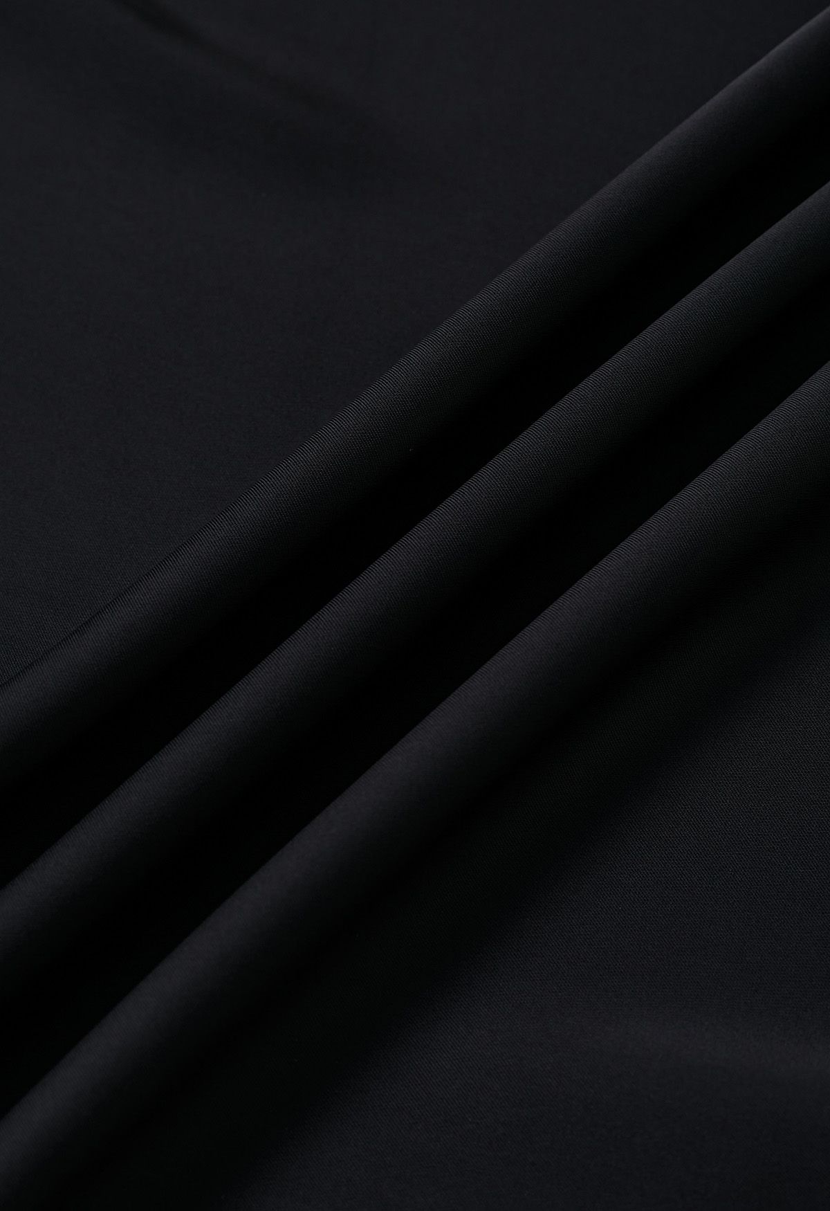 Vestido largo de satén con cintura cruzada y manga corta en negro