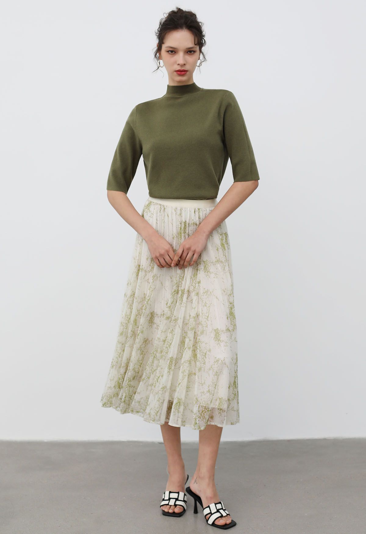 Falda midi de malla plisada con estampado de ramas en verde