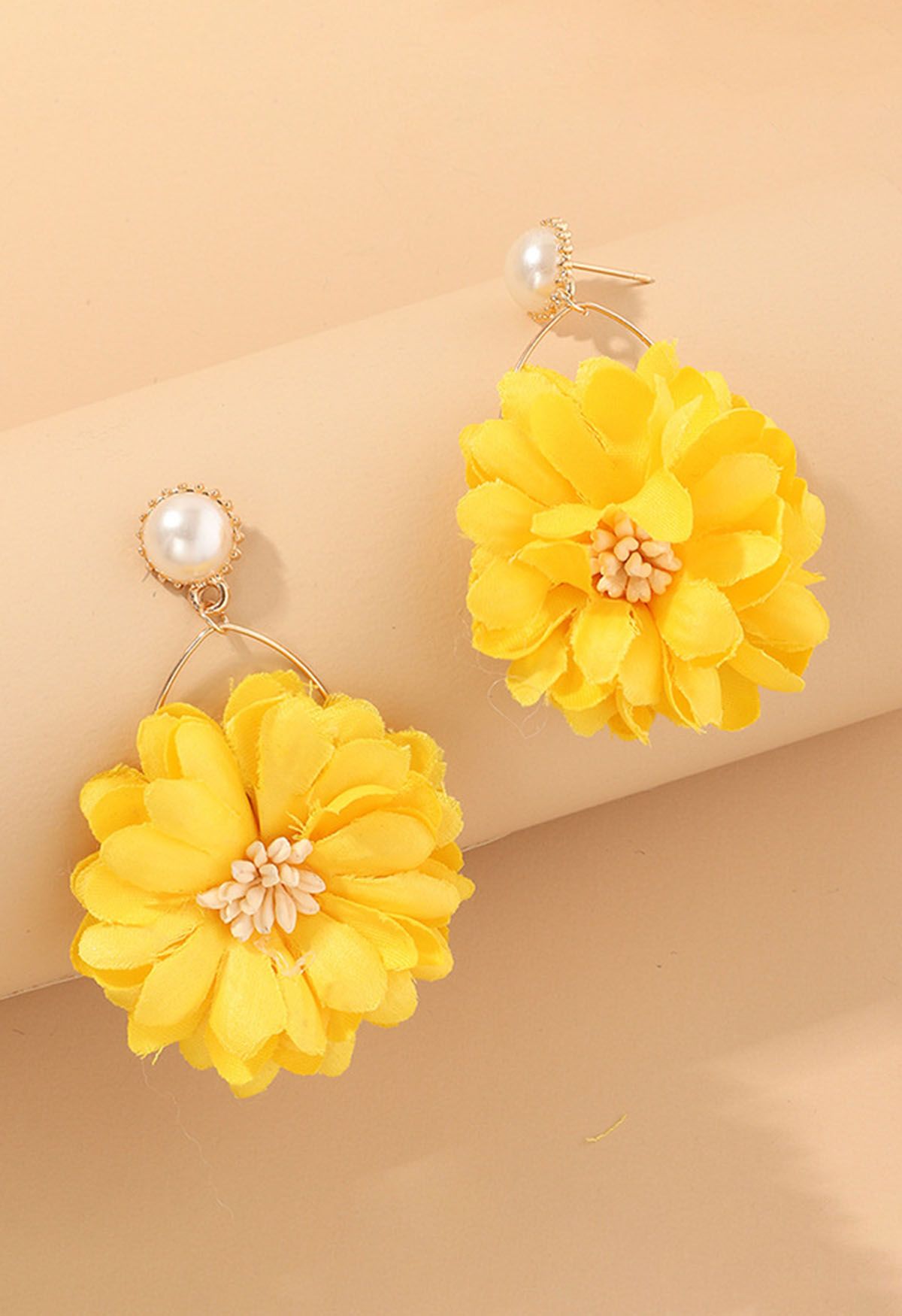 Pendientes cautivadores de perlas Blossom en amarillo