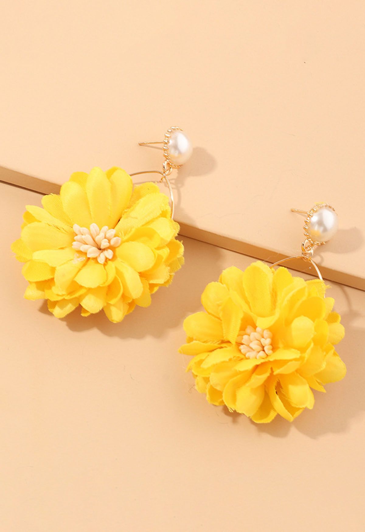 Pendientes cautivadores de perlas Blossom en amarillo