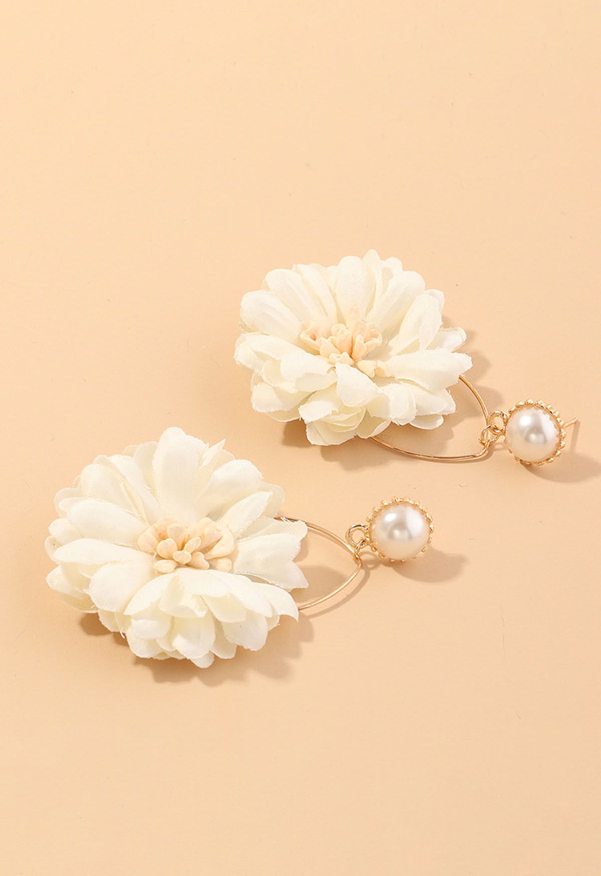Pendientes cautivadores de perlas Blossom en color crema