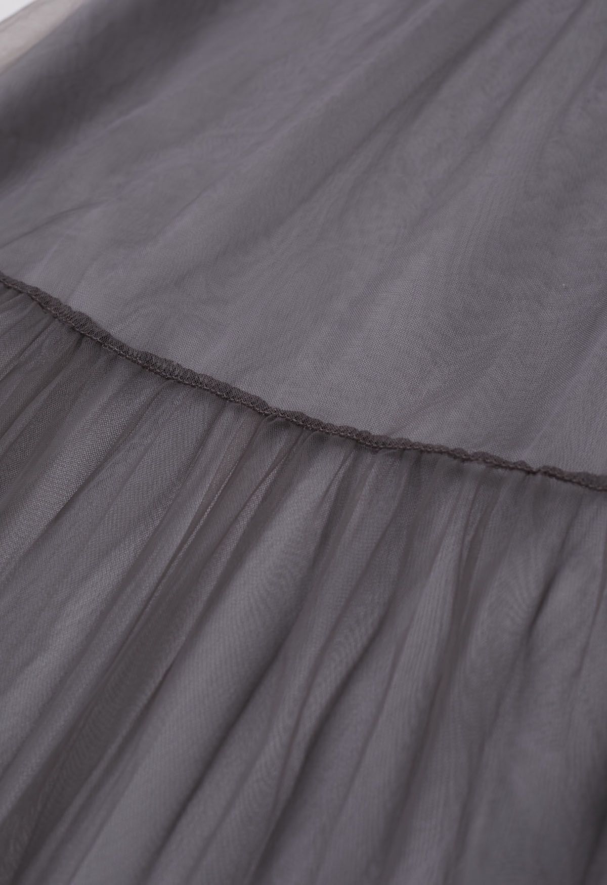 Falda midi de tul de malla con dobladillo ribeteado en gris