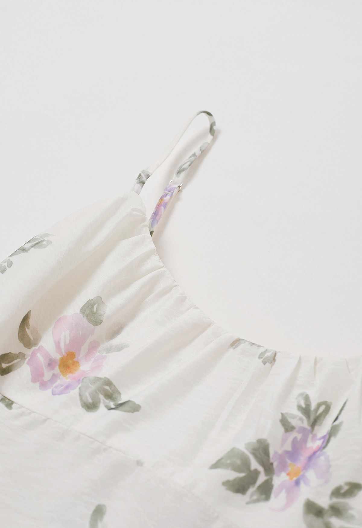 Vestido camisola con ribete de volantes y flores de acuarela en color lila