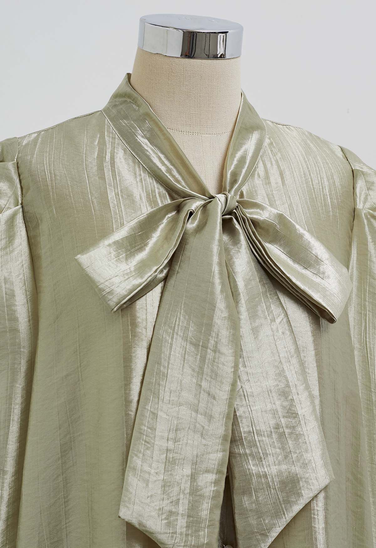 Camisa con lazo y lazo de satén texturizado en verde musgo