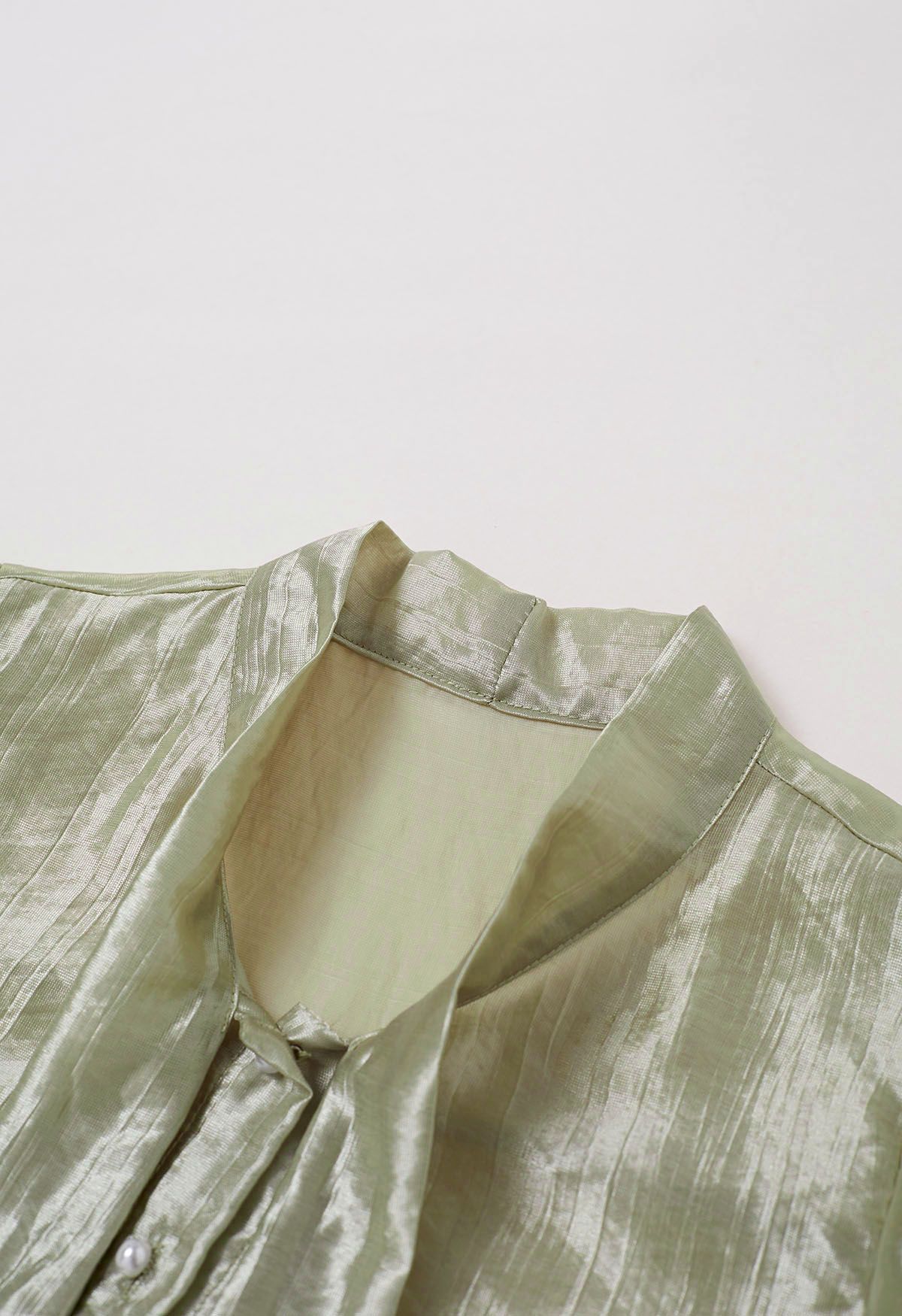 Camisa con lazo y lazo de satén texturizado en verde musgo