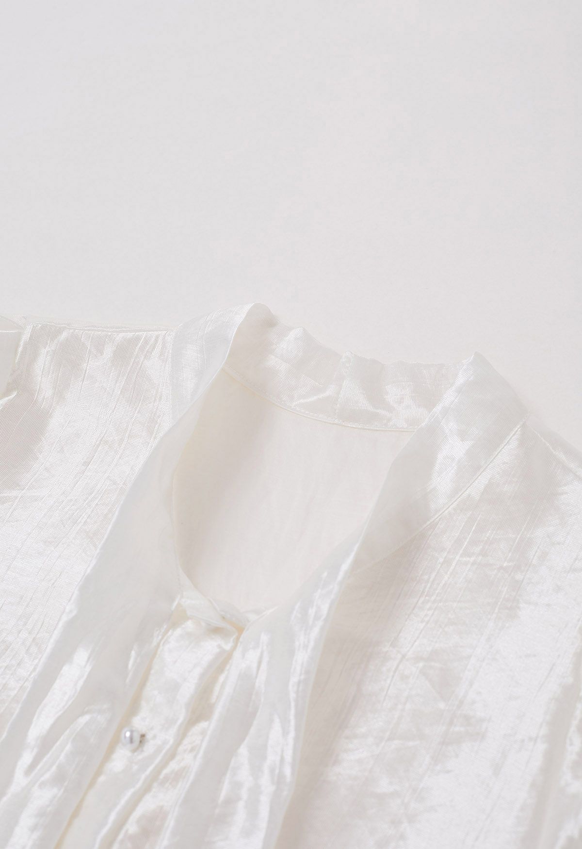 Camisa con lazo y lazo de satén texturizado en blanco