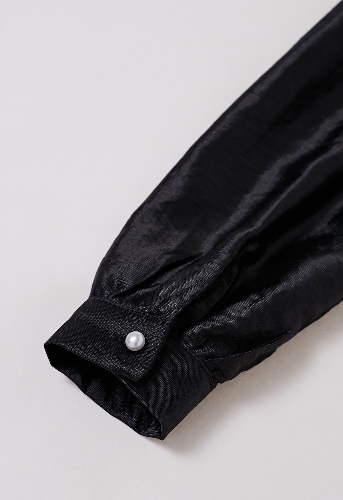 Camisa con lazo y lazo de satén texturizado en negro
