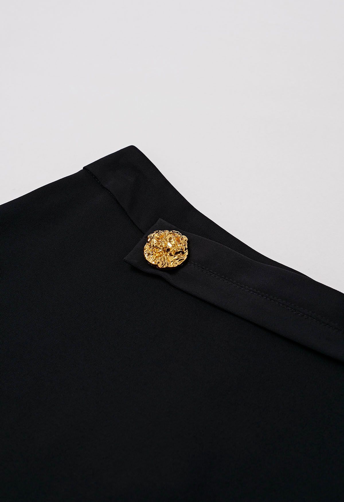 Falda midi con adornos de botones dorados en negro