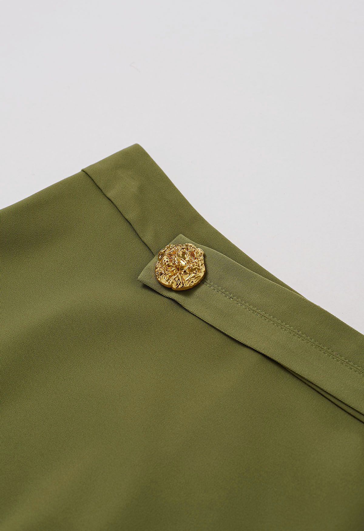 Falda midi con adornos de botones dorados en verde musgo