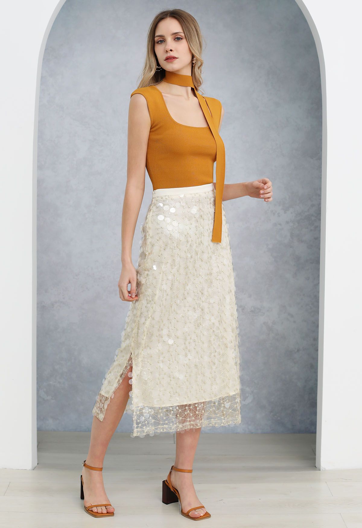 Falda de malla bordada con lentejuelas brillantes en color crema
