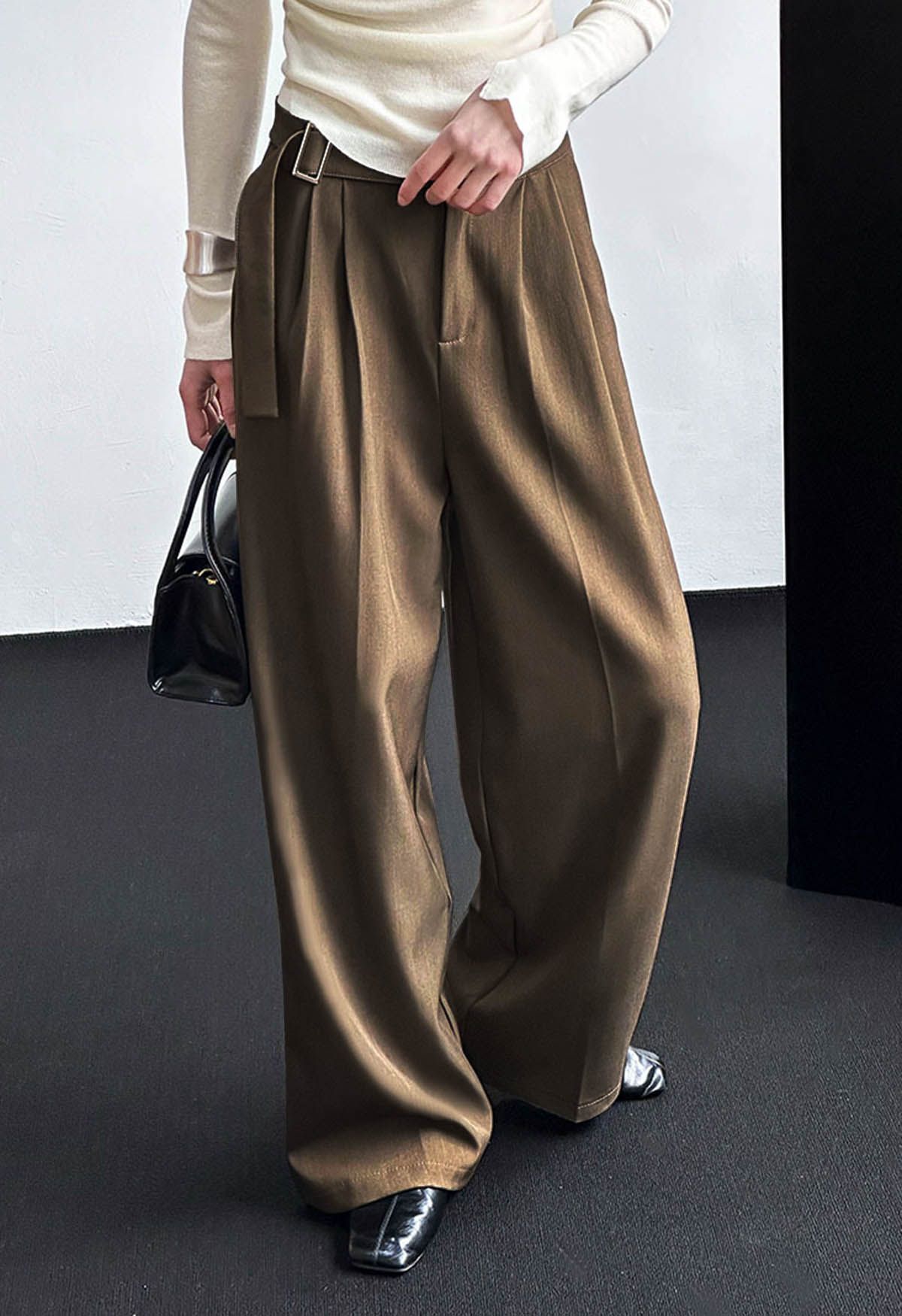 Pantalones anchos de cintura alta con cinturón liso en color caqui