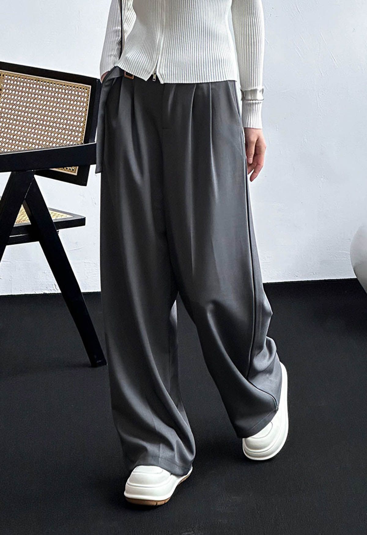 Pantalones anchos de cintura alta con cinturón liso en gris