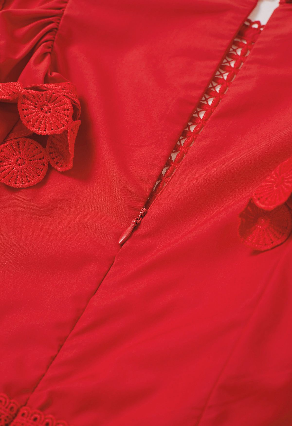 Vestido midi sin mangas con ribete de crochet en rojo
