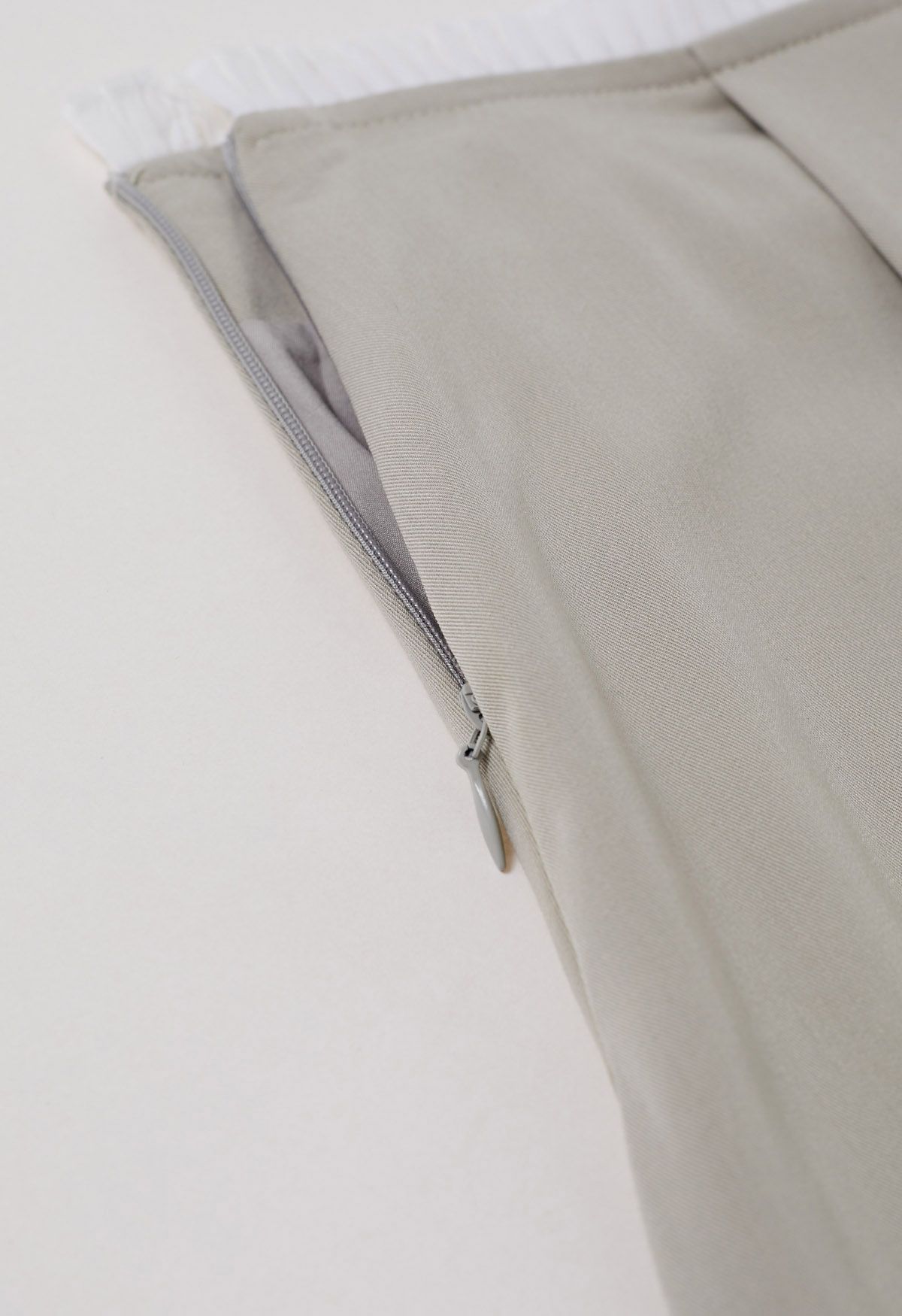 Falda larga con cinturilla plisada en contraste en color avena