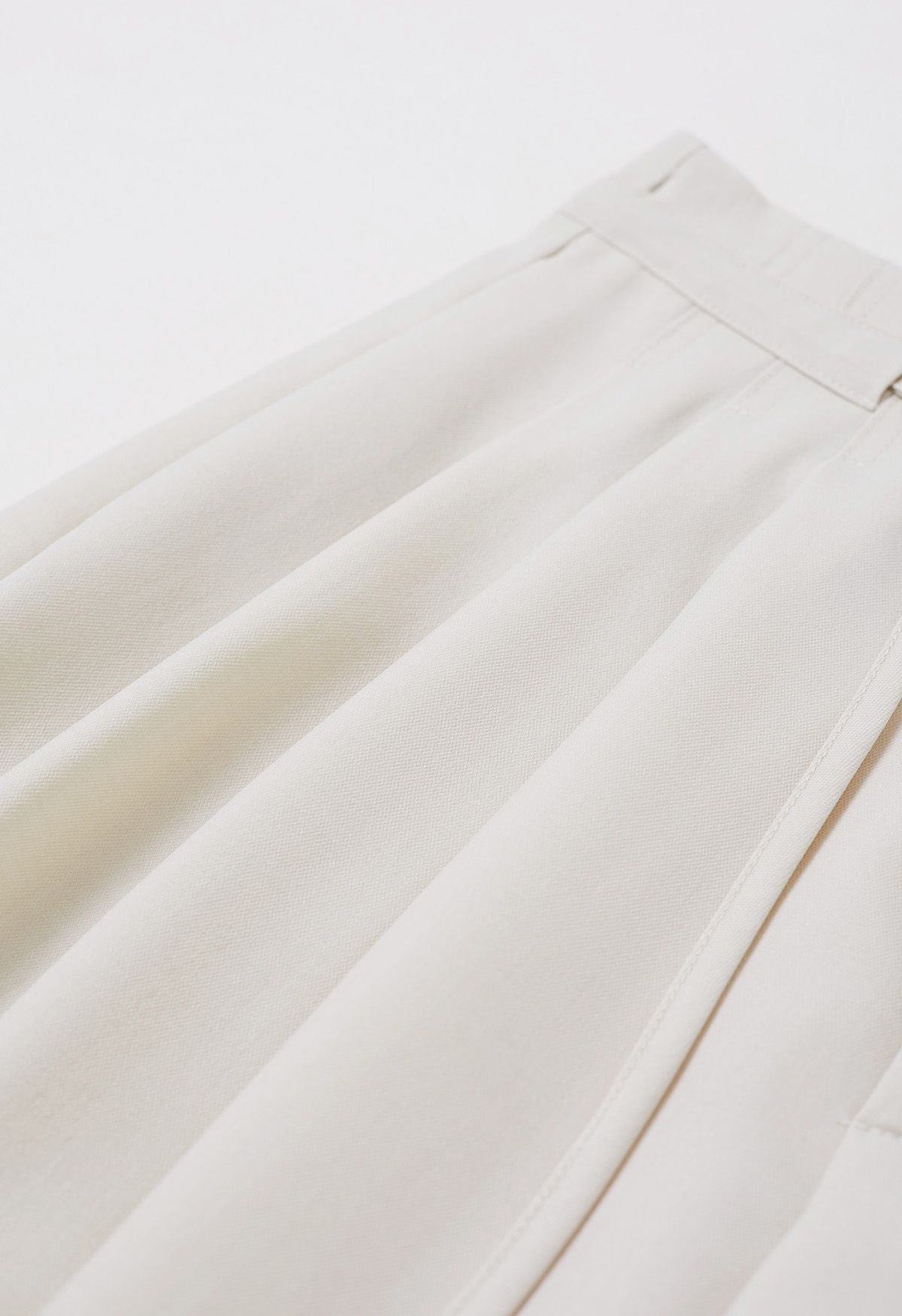 Pantalones anchos con pliegues y cordón anudado en marfil