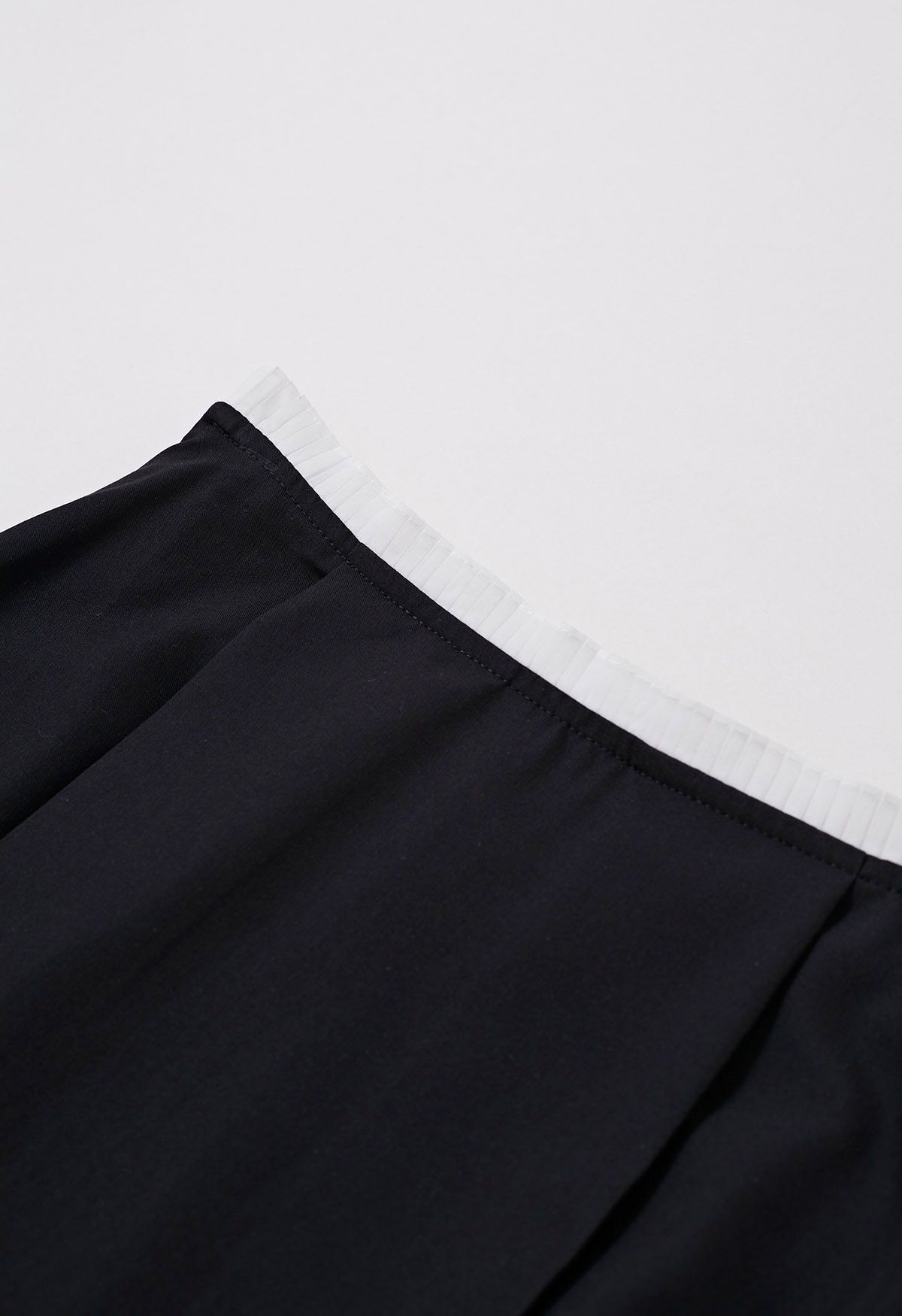 Falda larga con cinturilla plisada en contraste en negro