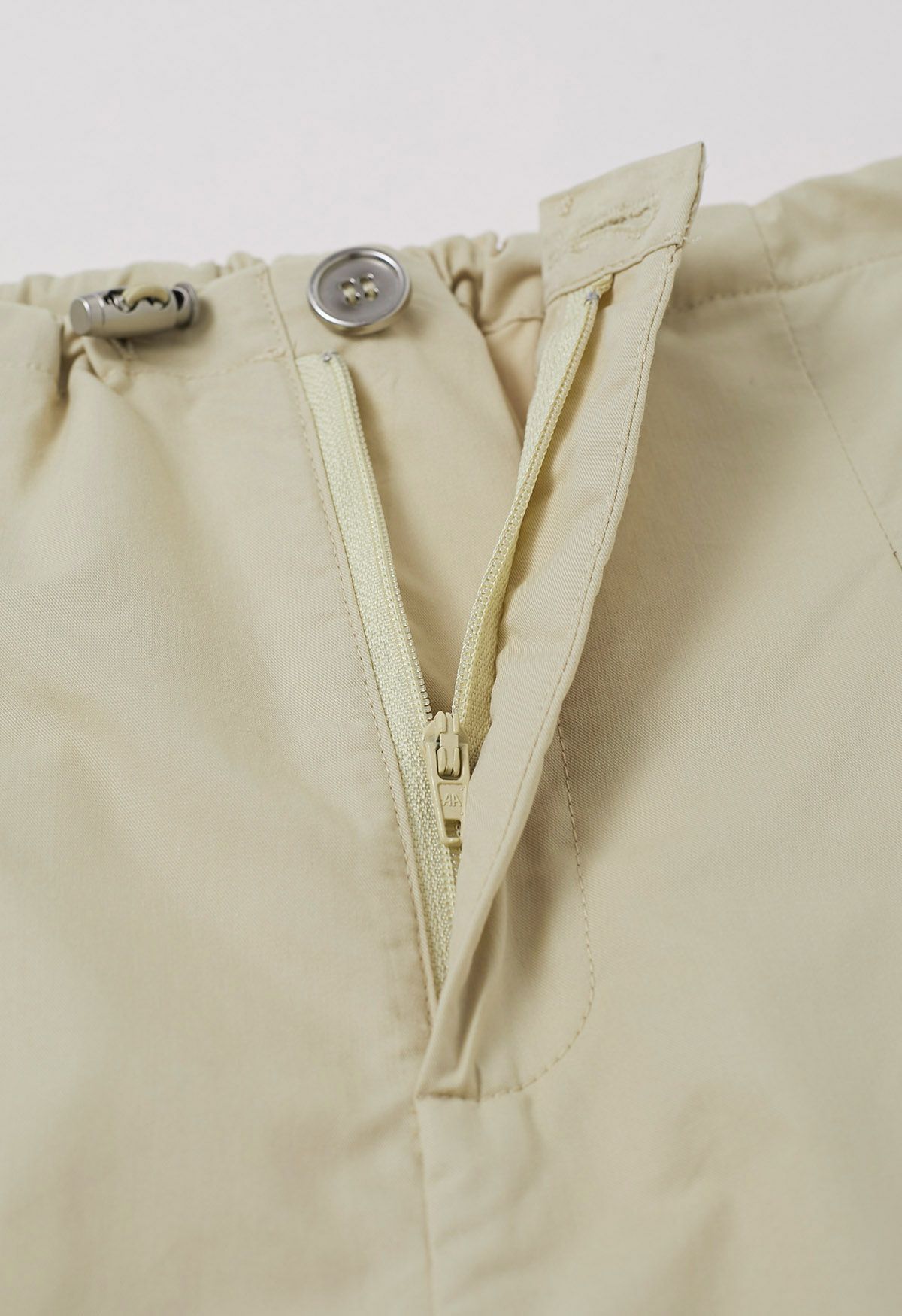 Pantalones anchos con cintura con cordón y ajuste relajado en color caqui