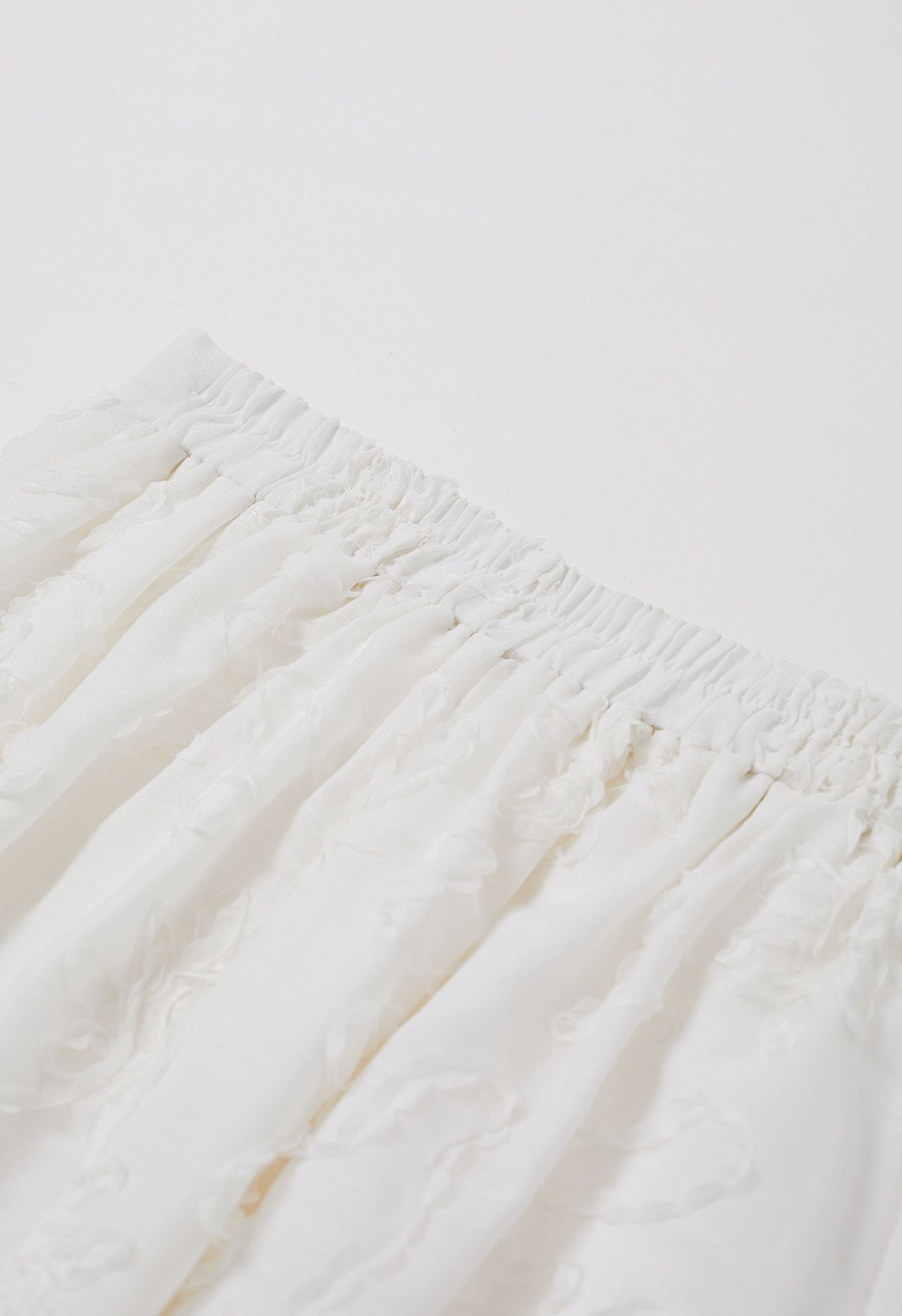 Falda midi plisada de jacquard floral y tallo en blanco