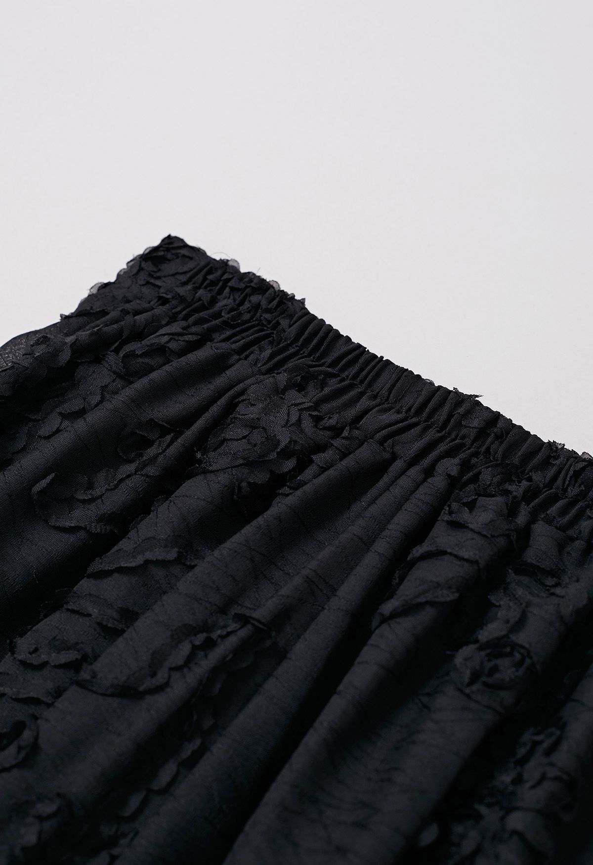 Falda midi plisada de jacquard floral y tallo en negro