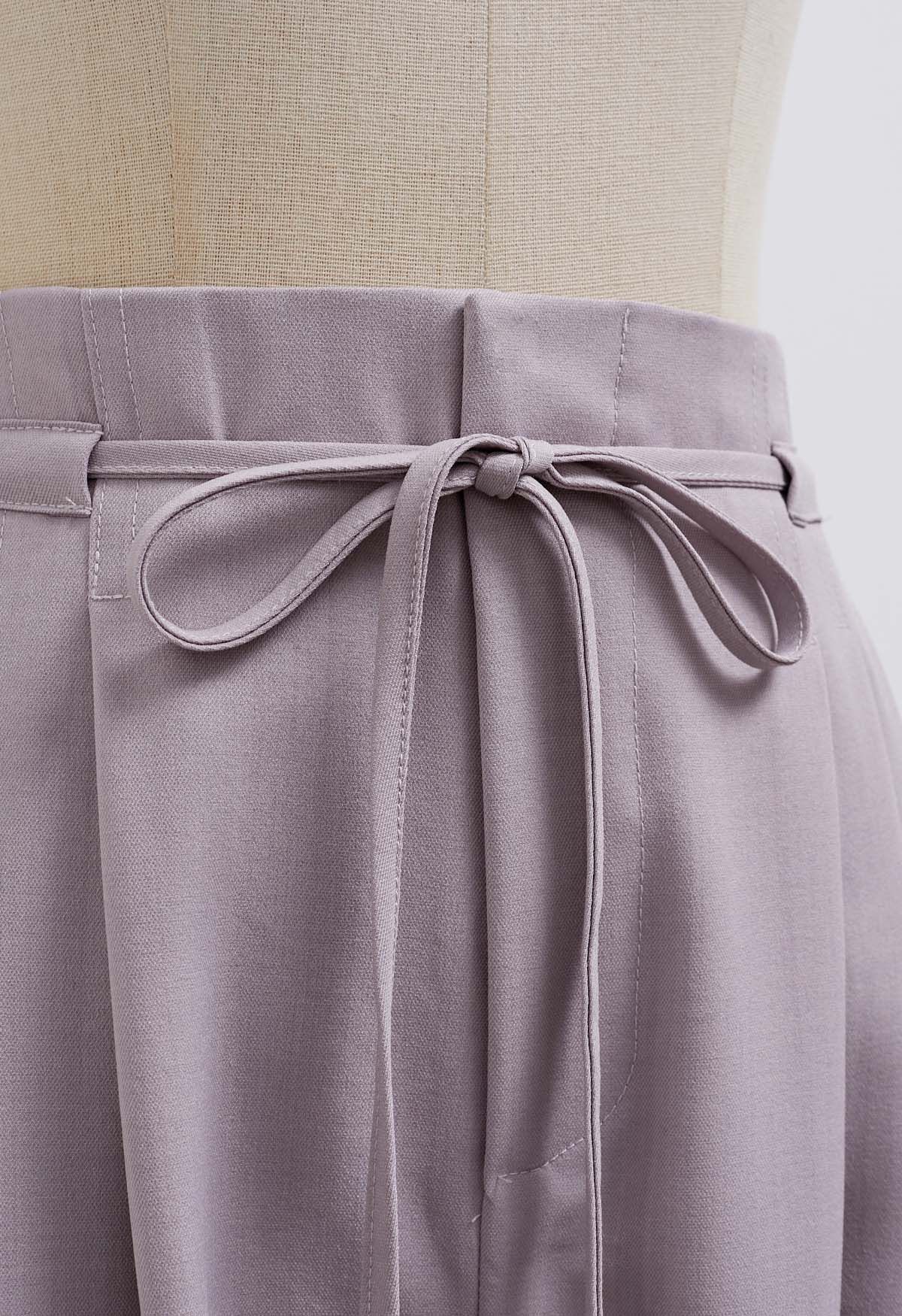 Pantalones anchos con pliegues y cordón en color lila