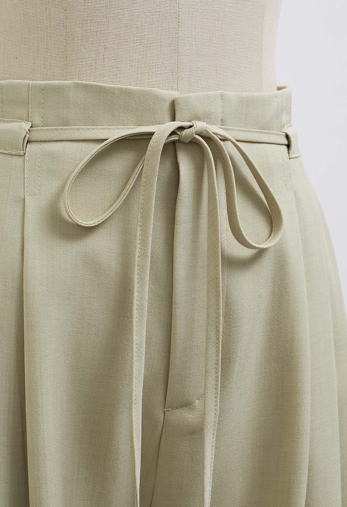 Pantalones anchos con pliegues y cordón anudado en verde guisante