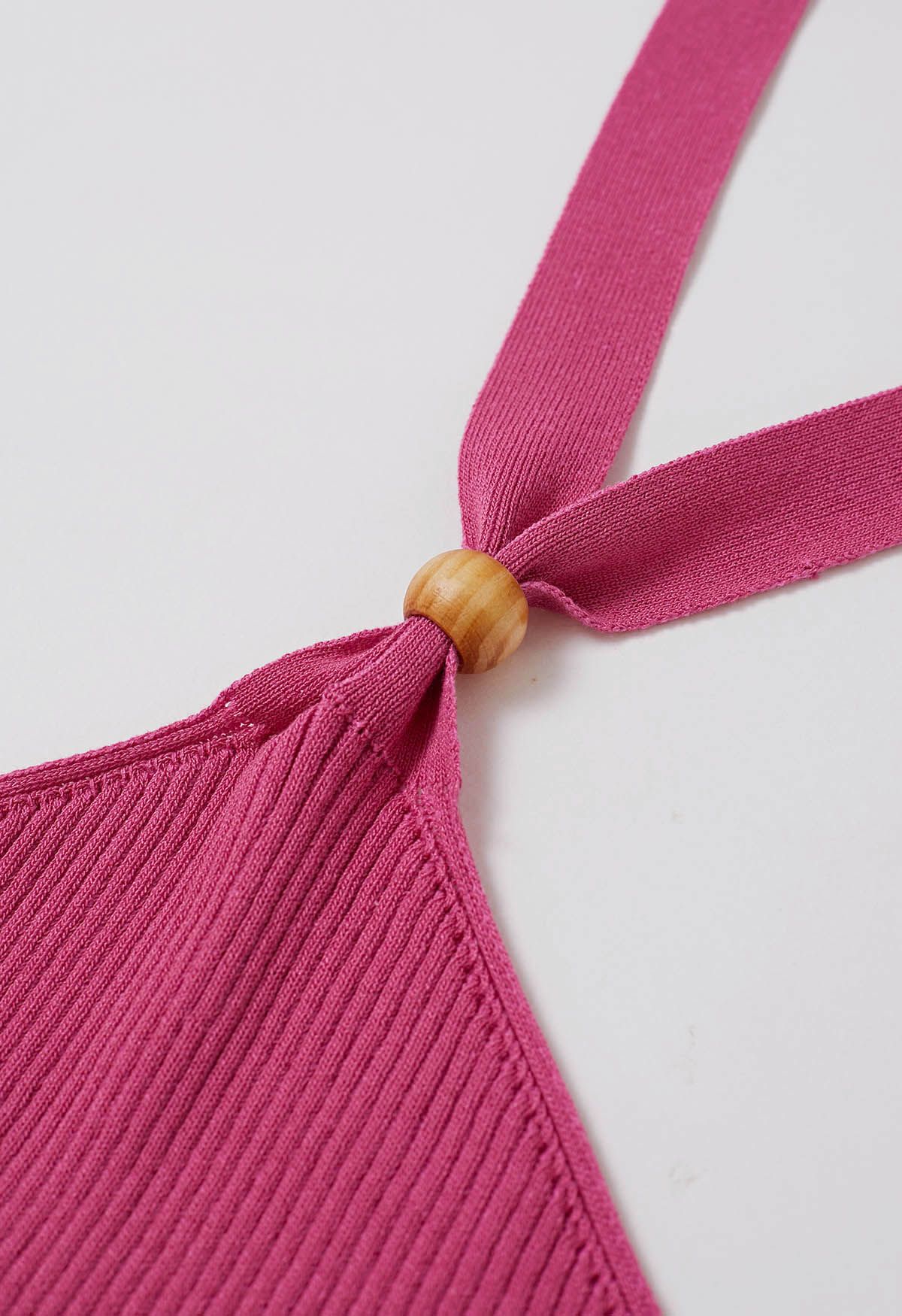 Top de punto con cuello halter y decoración de cuentas de madera en rosa fuerte