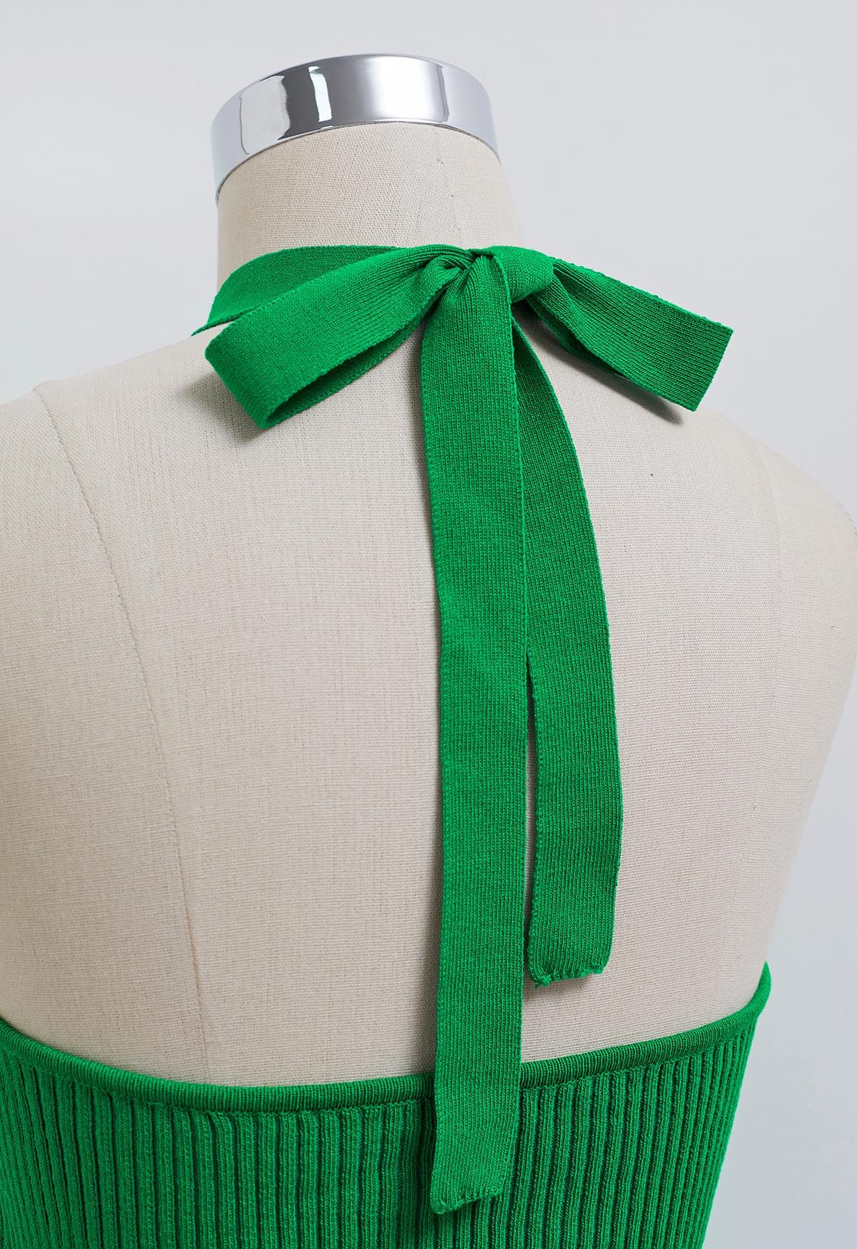 Top de punto con cuello halter y decoración de cuentas de madera en verde