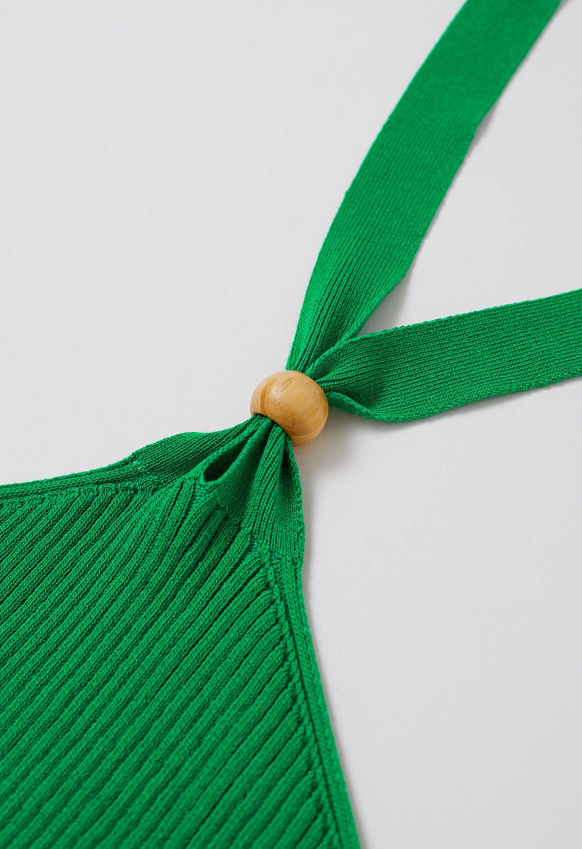 Top de punto con cuello halter y decoración de cuentas de madera en verde