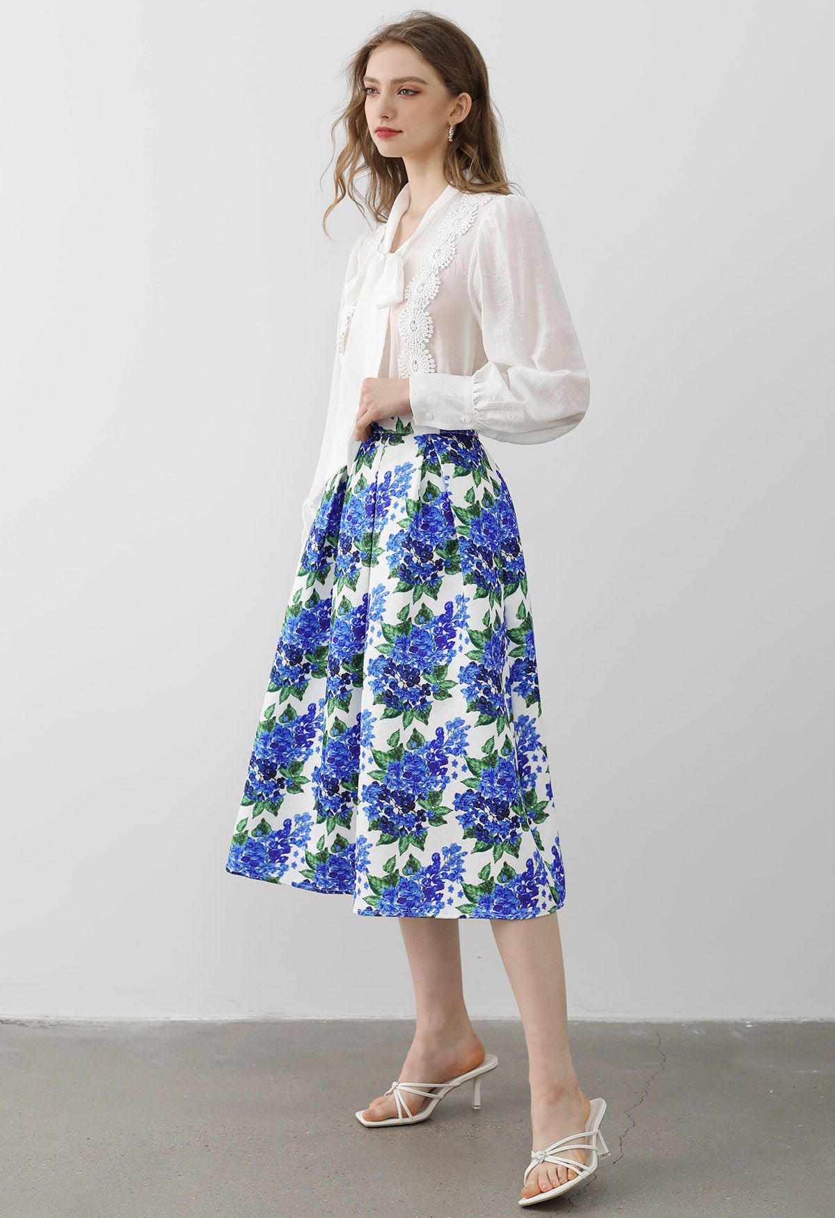 Falda midi plisada con estampado floral azul