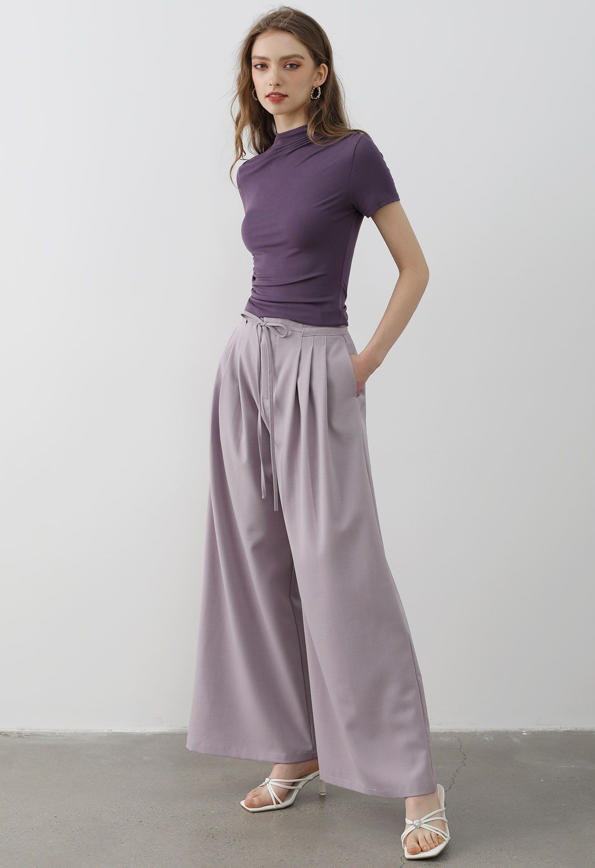 Pantalones anchos con pliegues y cordón en color lila