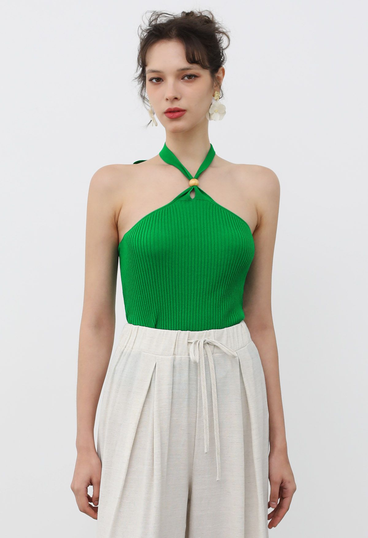 Top de punto con cuello halter y decoración de cuentas de madera en verde