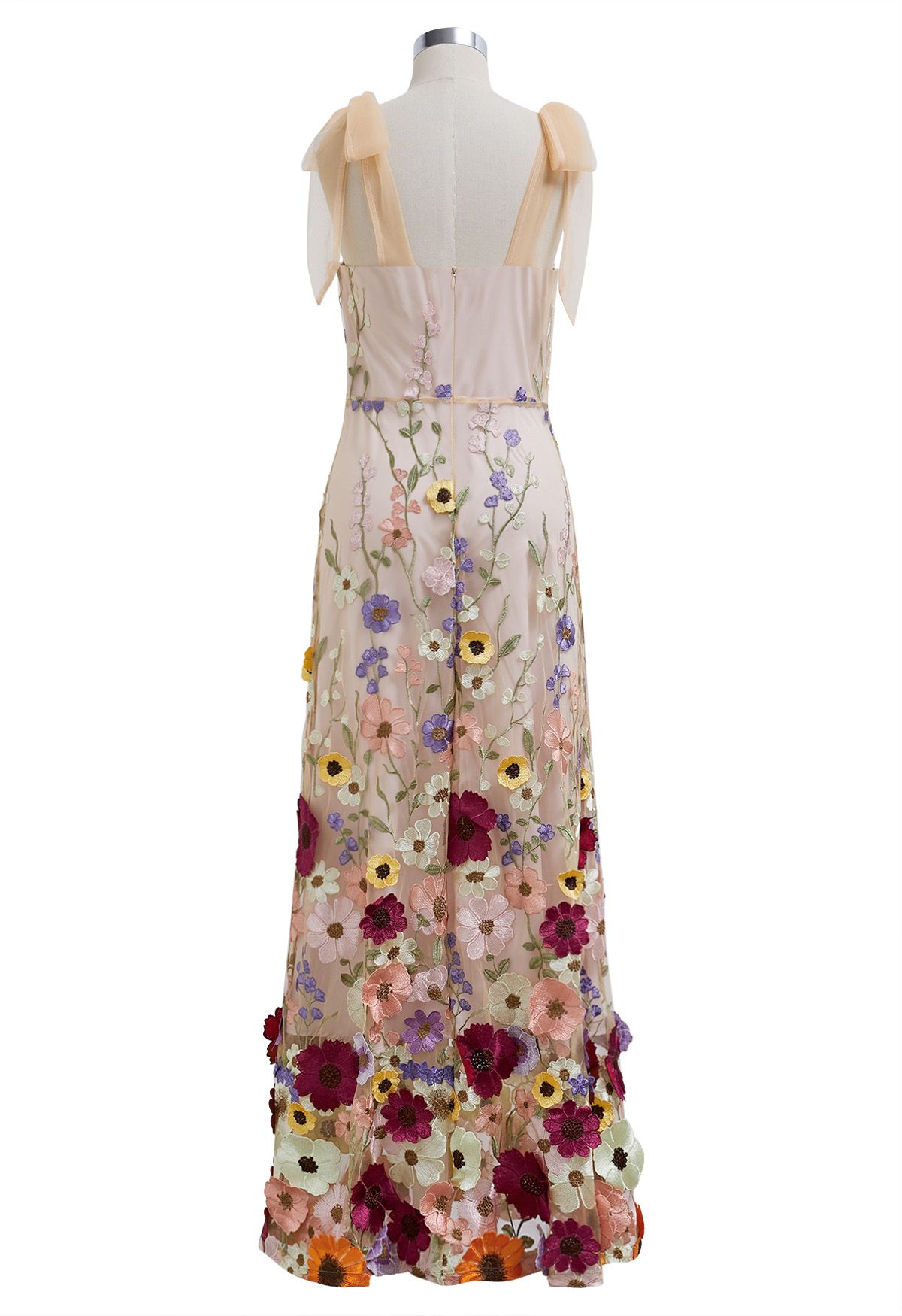 Vestido largo de tul de malla con tirantes y apliques florales en 3D en color albaricoque
