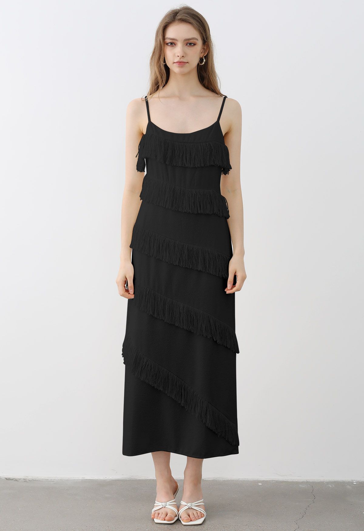 Vestido camisero con textura y flecos juguetones en negro