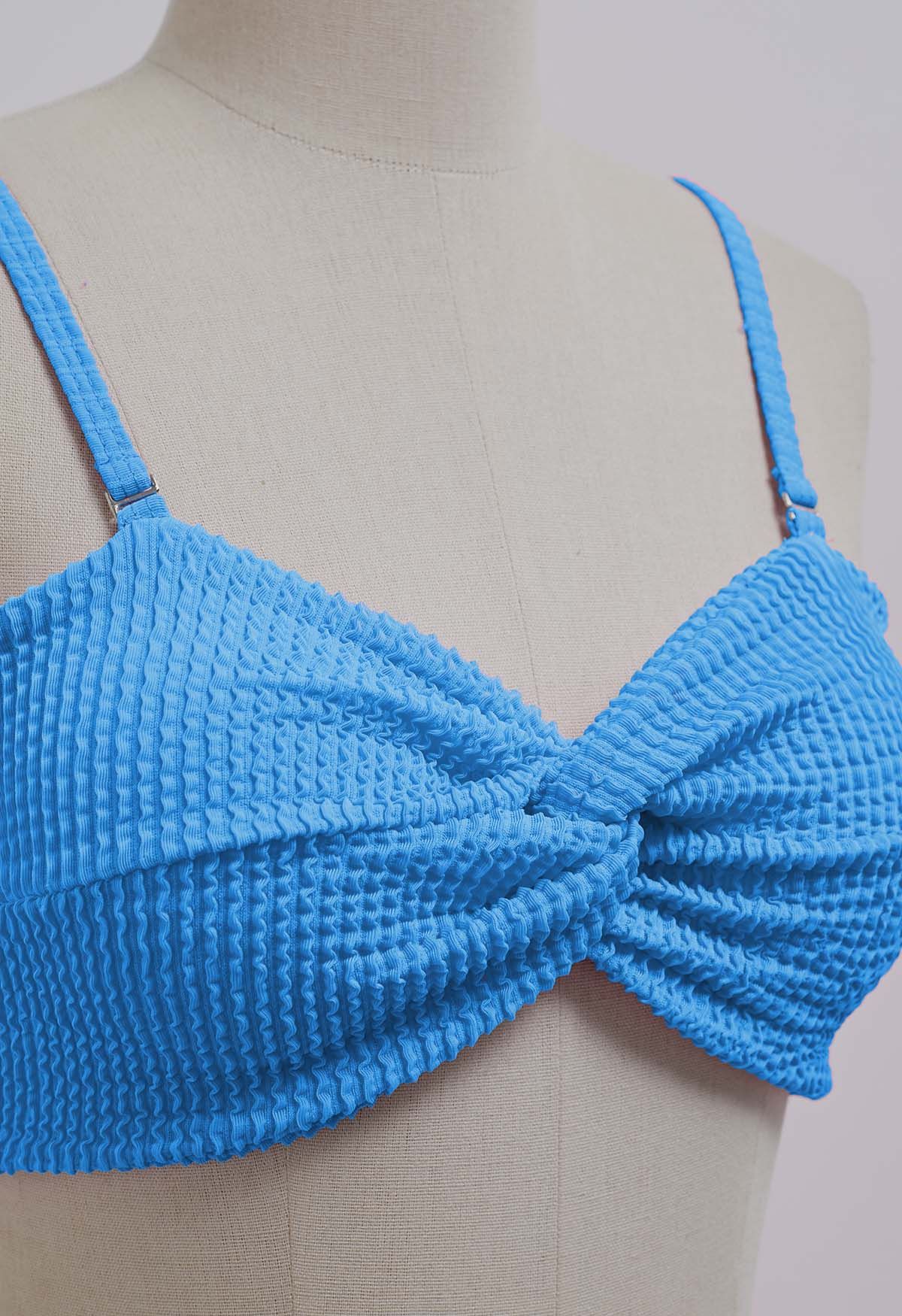 Conjunto de bikini torcido con textura ondulada de tres piezas en azul