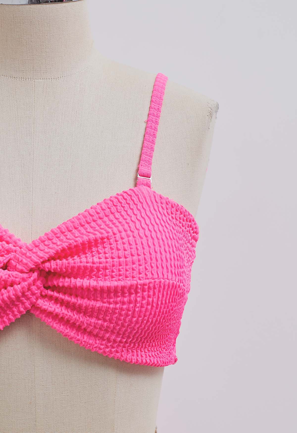 Conjunto de bikini torcido con textura ondulada de tres piezas en rosa fuerte