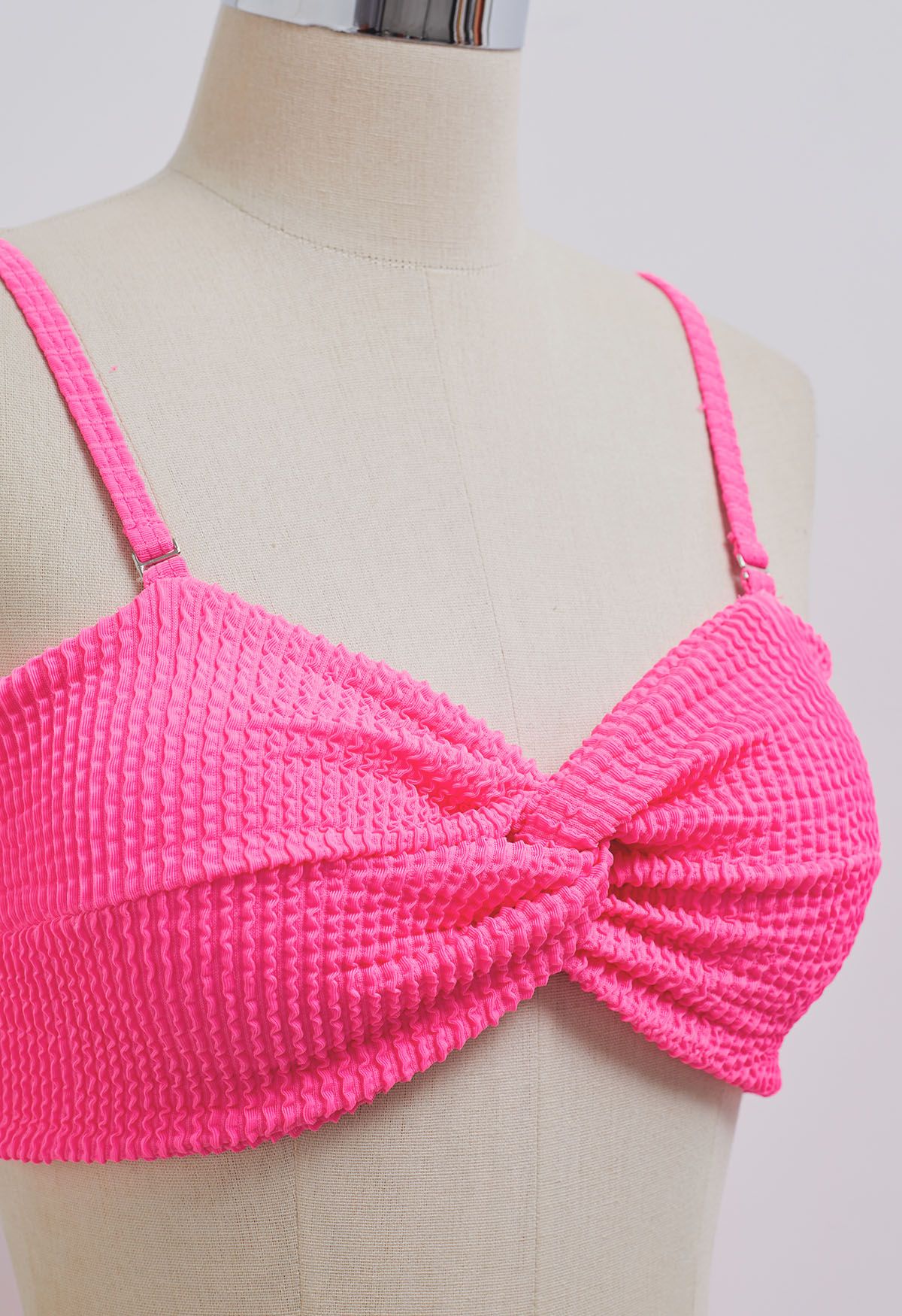 Conjunto de bikini torcido con textura ondulada de tres piezas en rosa fuerte