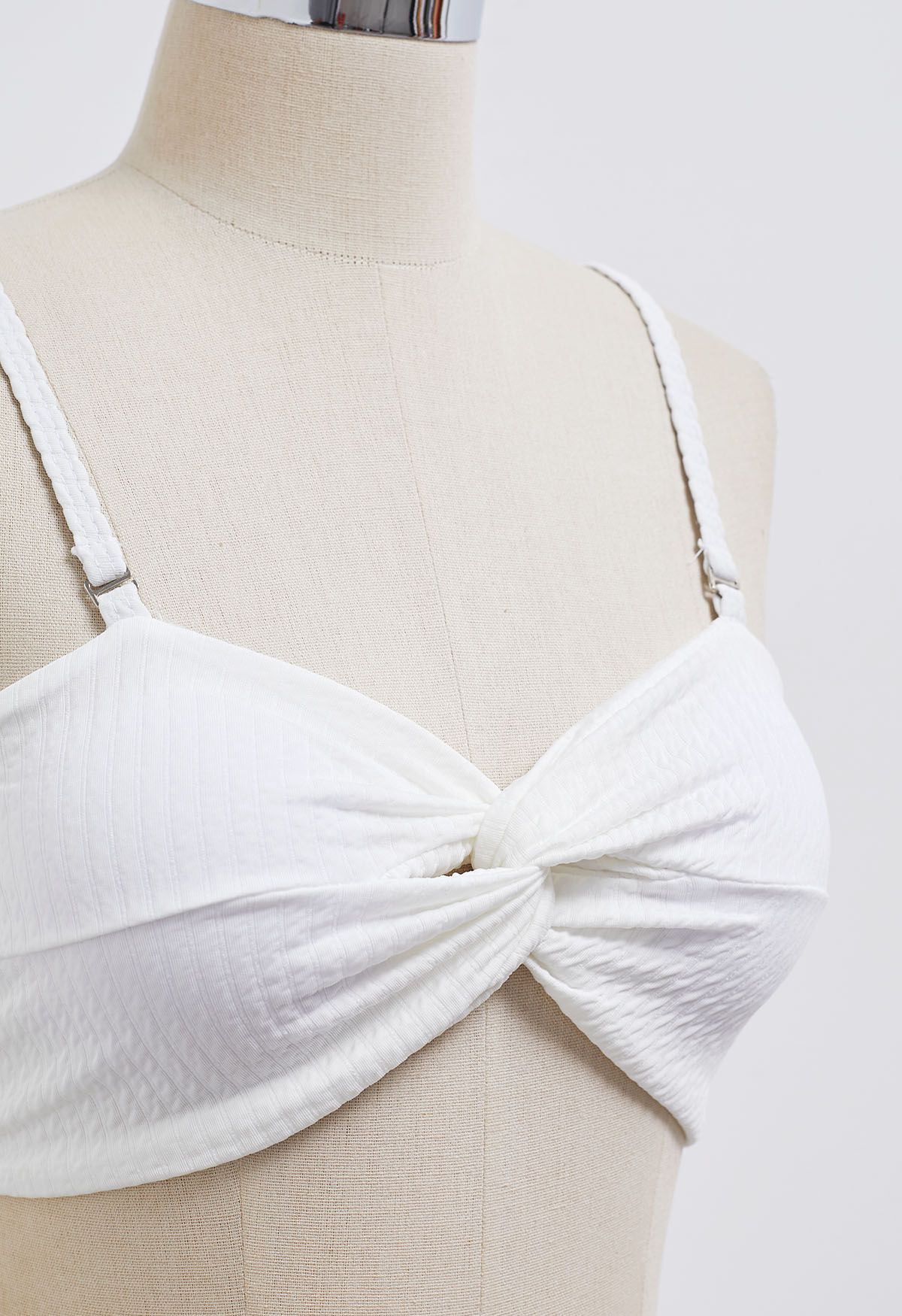 Conjunto de bikini torcido con textura ondulada de tres piezas en blanco