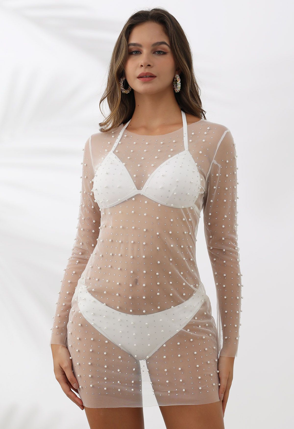 Vestido tipo pareo de malla transparente con adornos de perlas en blanco